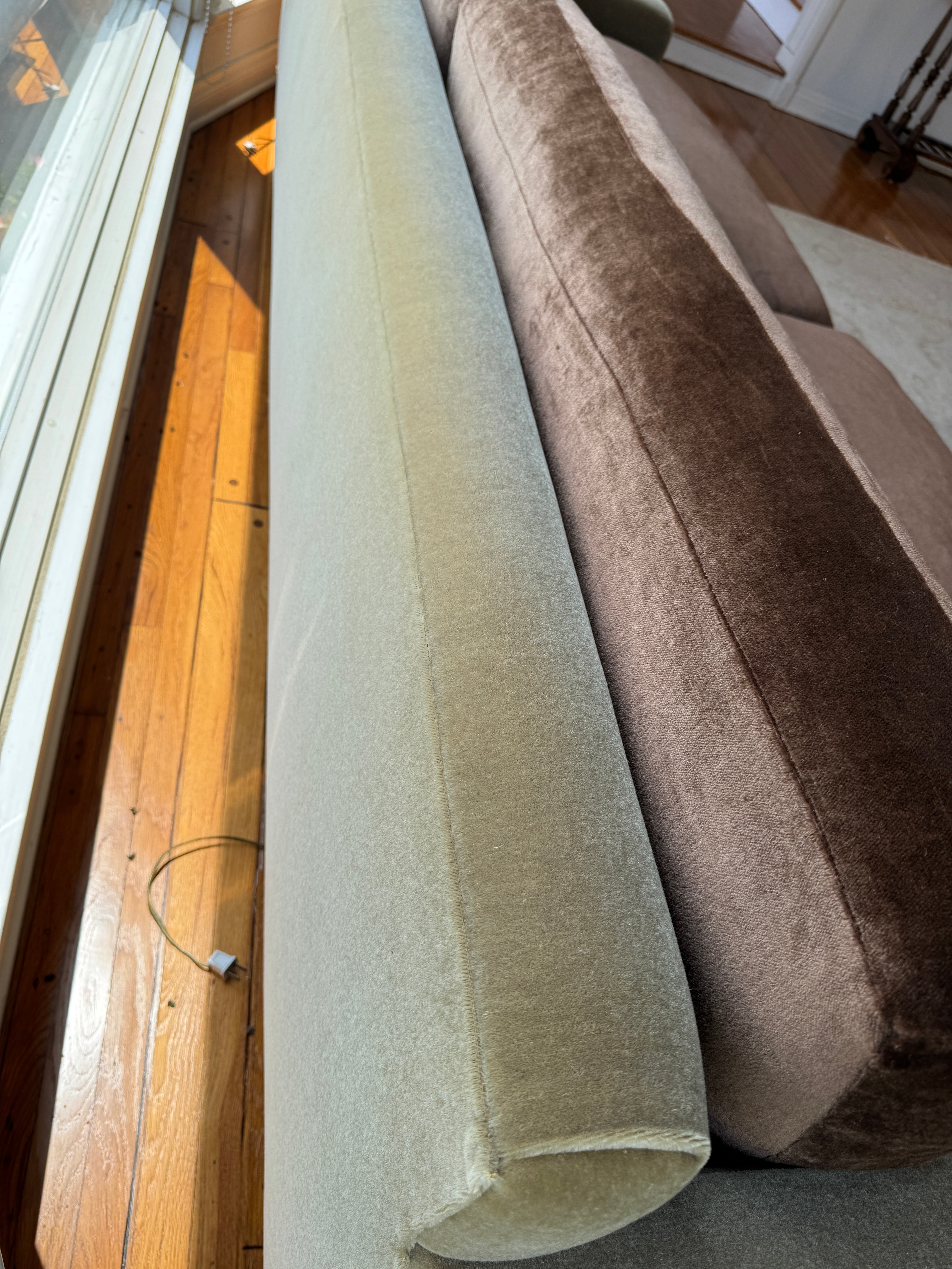 AF2-070: Vintage Mid Century Modern Mohair Streamline Sofa Nine Feet Long