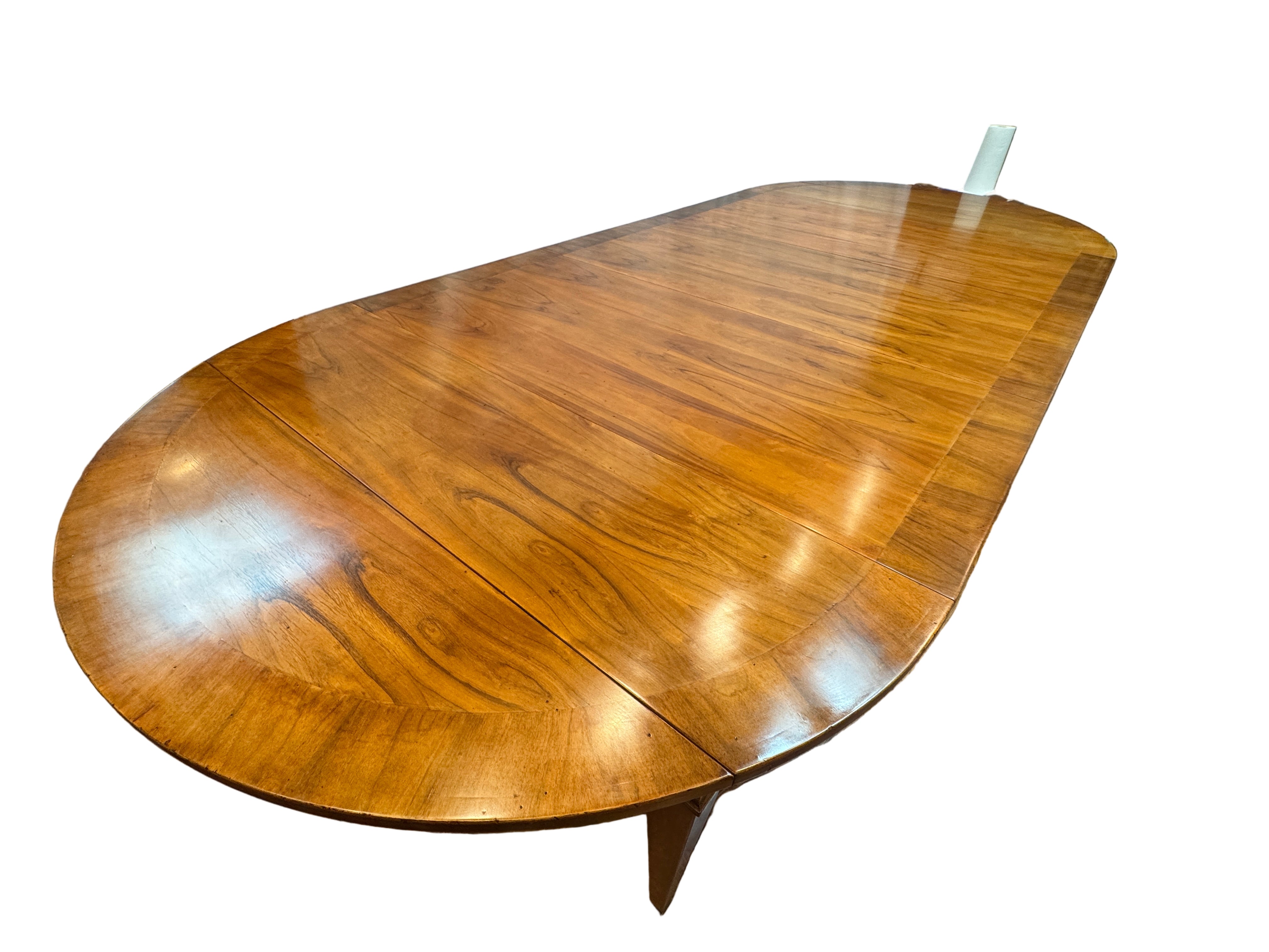 AF1-200: French Directoire Walnut Cross Banded Drop Leaf Extension Dining Table 20th Century