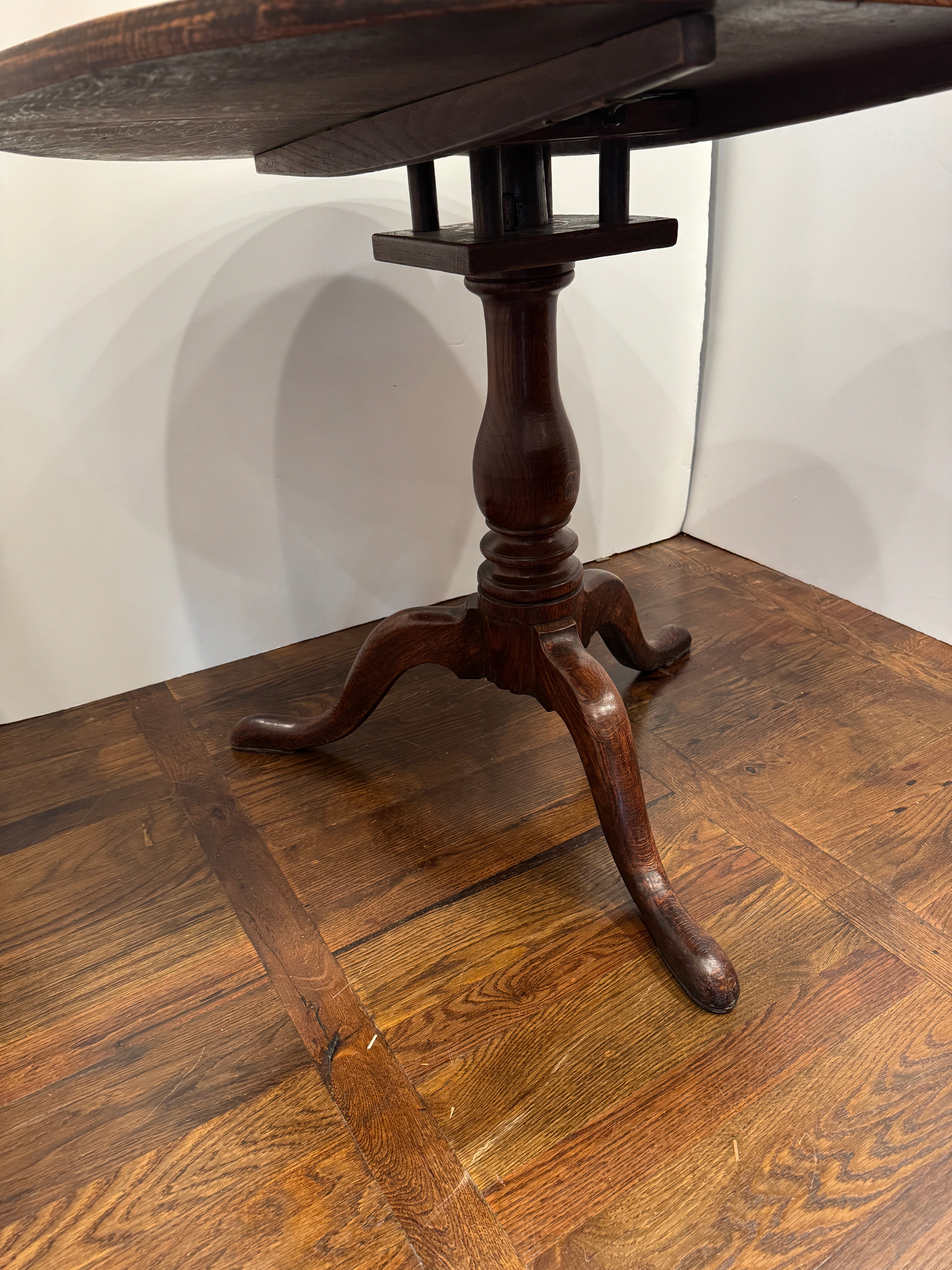 AF1-439: Antique George III Quarter Sawn Oak Tripod Table With Birdcage Late 18th Century