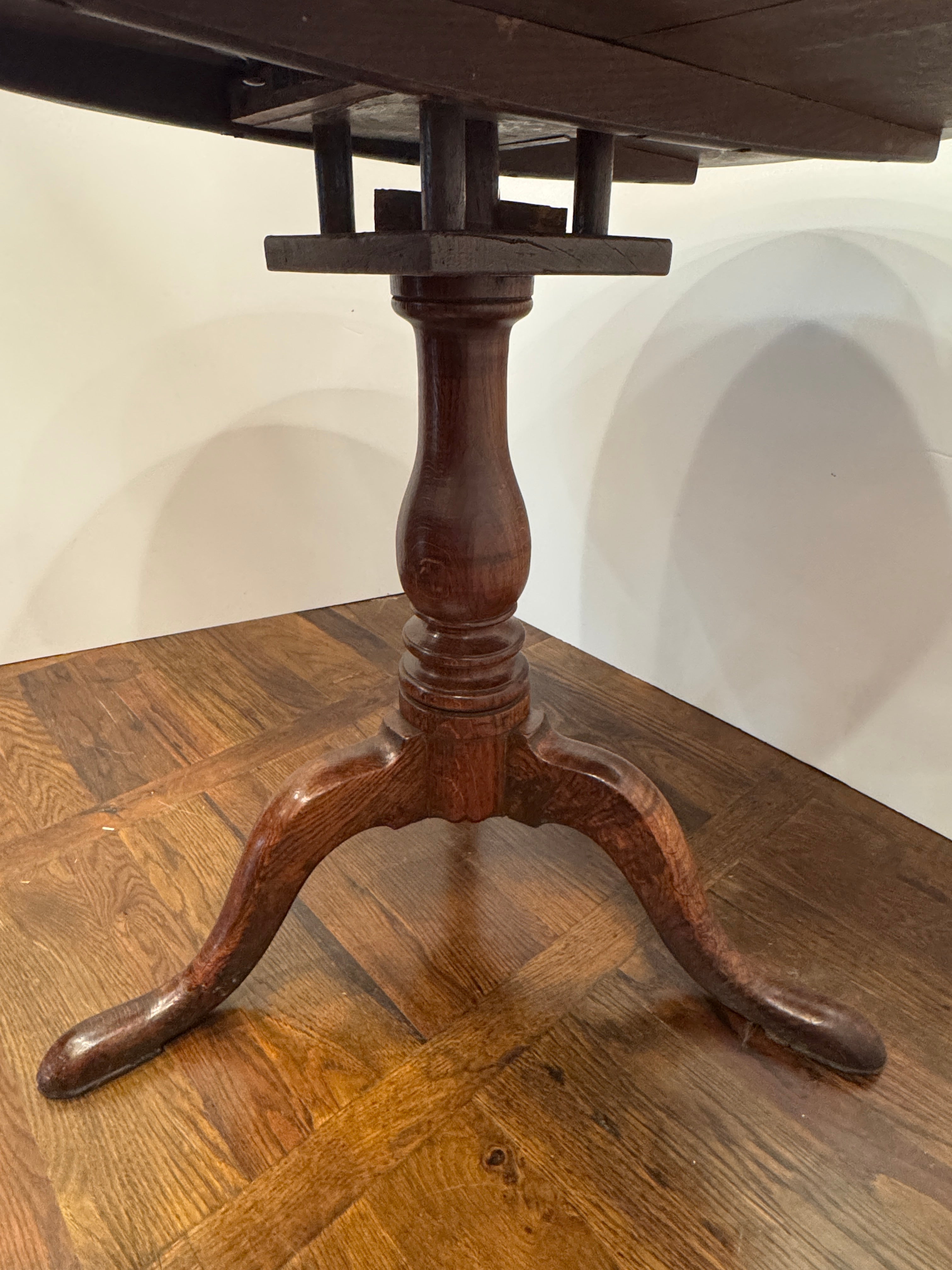 AF1-439: Antique George III Quarter Sawn Oak Tripod Table With Birdcage Late 18th Century