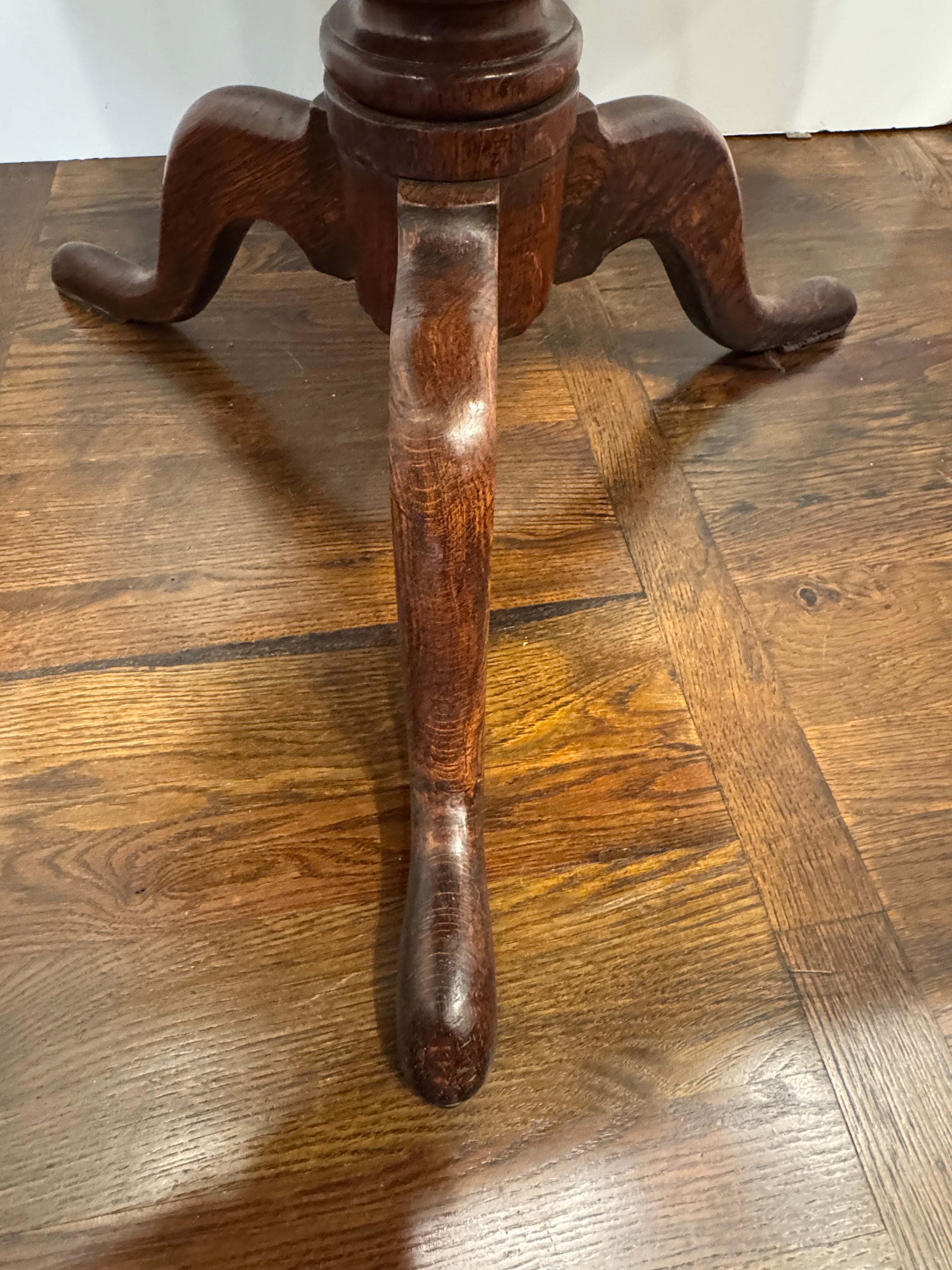 AF1-439: Antique George III Quarter Sawn Oak Tripod Table With Birdcage Late 18th Century