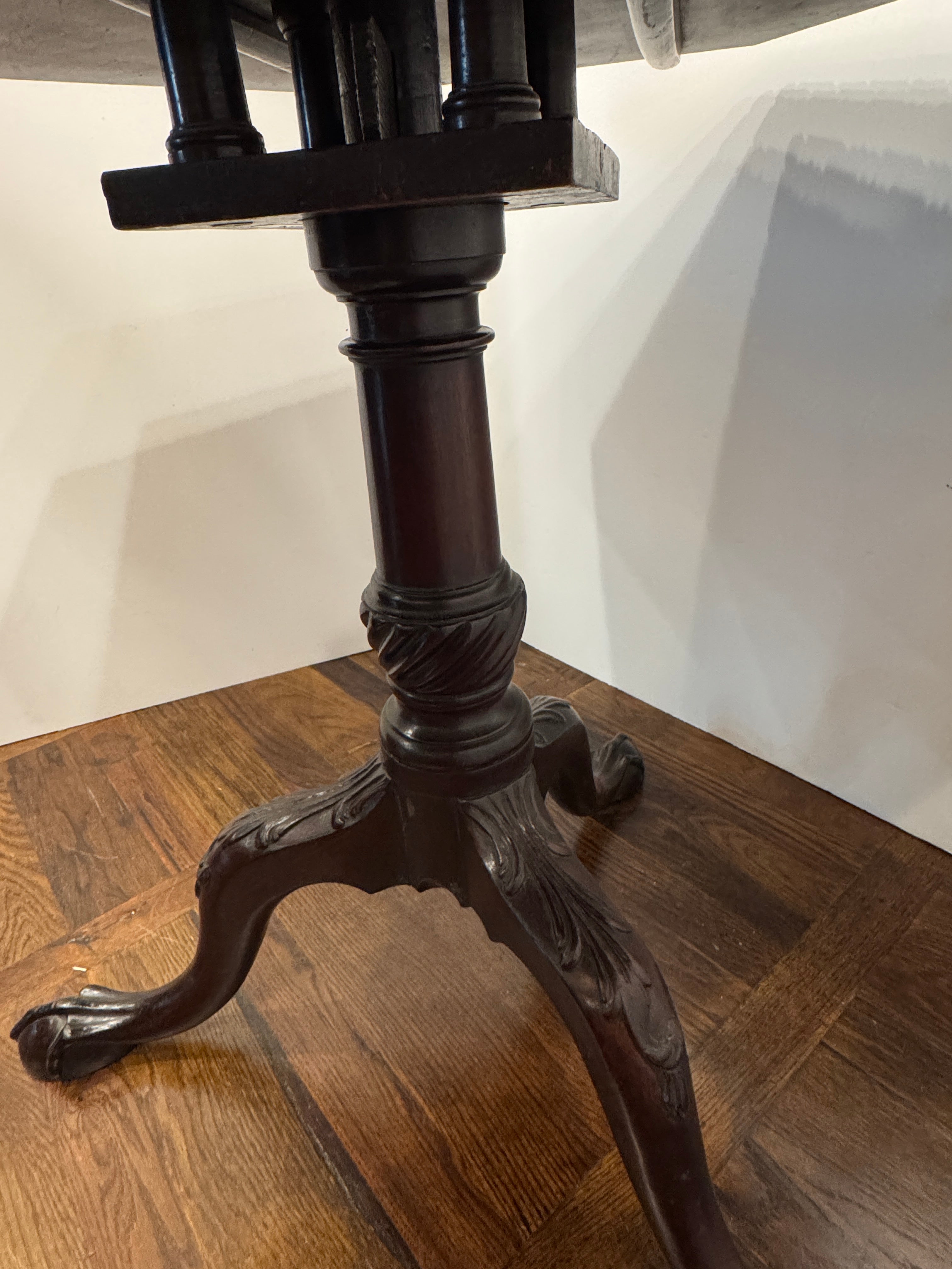AF1-438: Antique George III Mahogany Tripod Table Late 18th Century