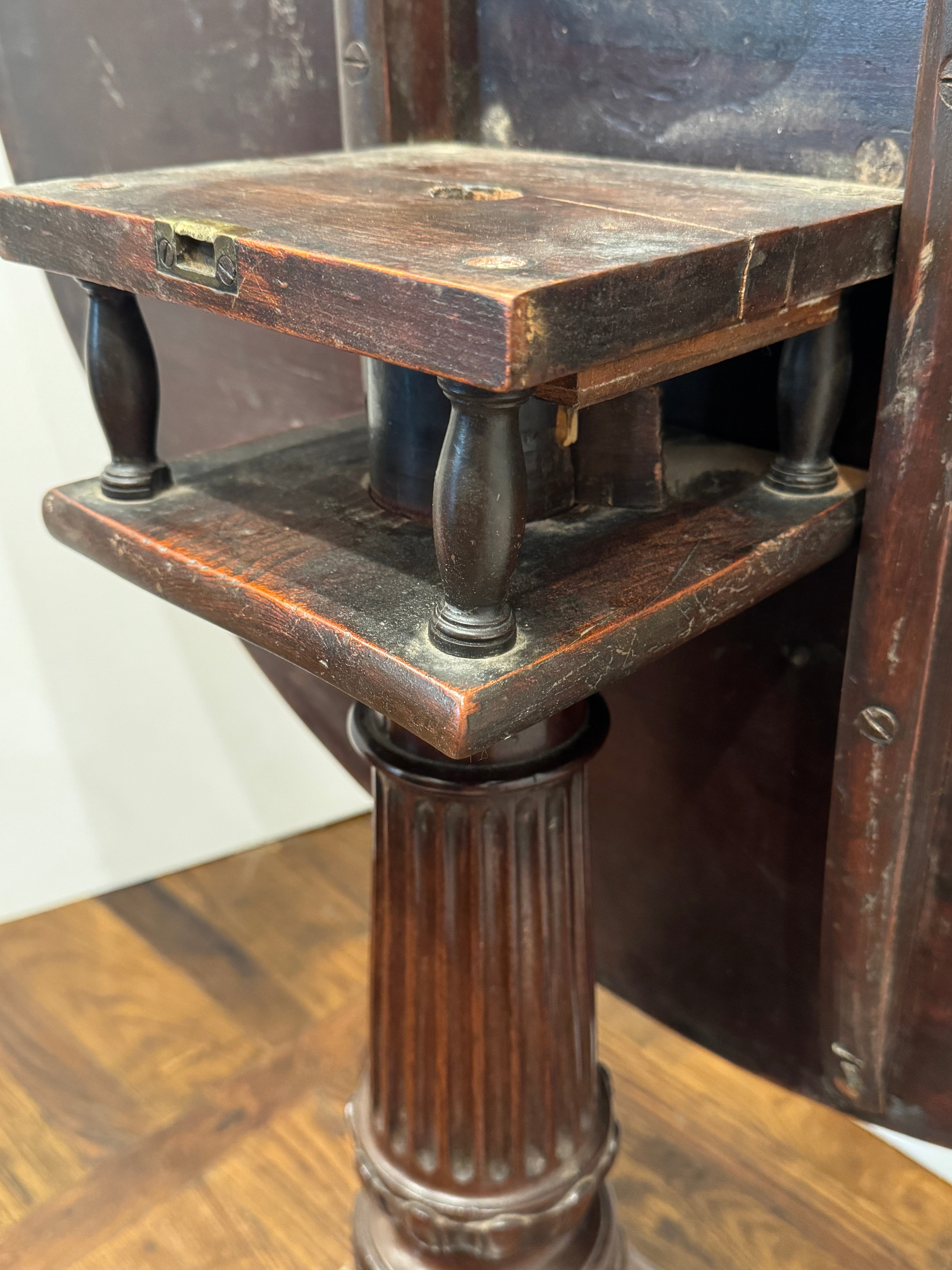 AF1-433: Antique George III Mahogany Tilt Top Tripod Table Early 19th Century