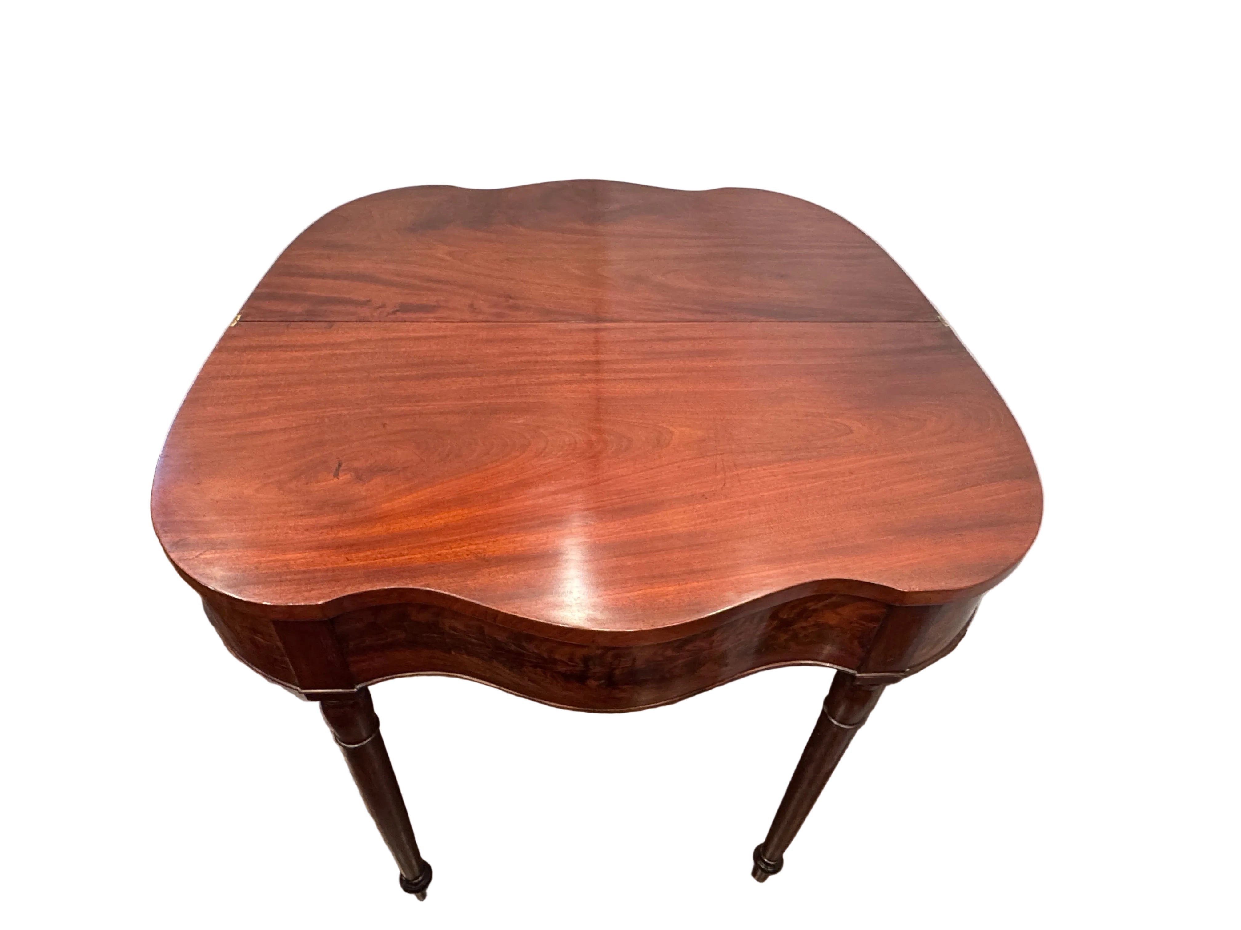 AF1-142: Antique American Sheraton Mahogany Serpentine Flip Top Card Table, Boston Circa 1800