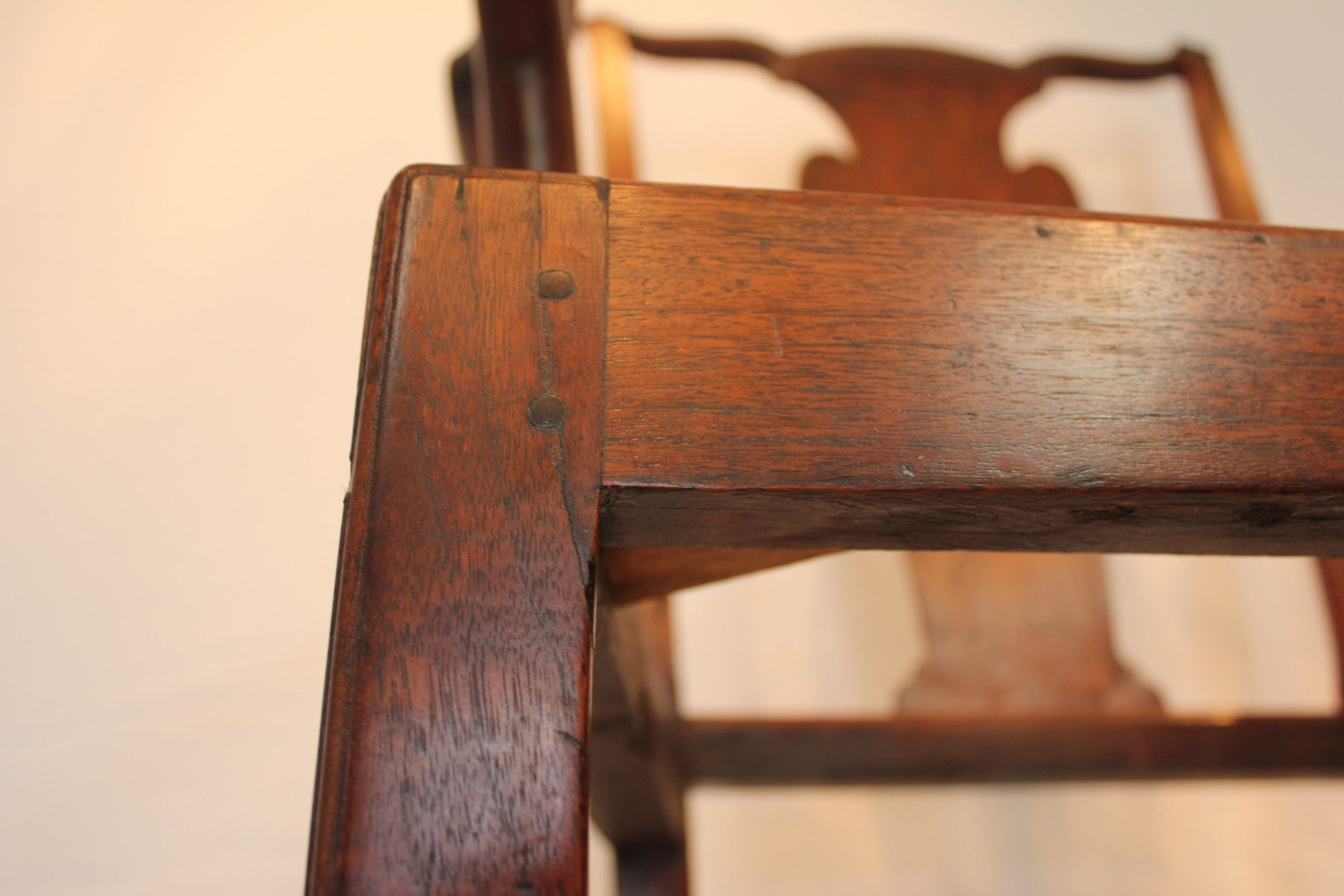 AF2-232: Antique Early 19th Century American Federal Walnut Chippendale Arm Chair