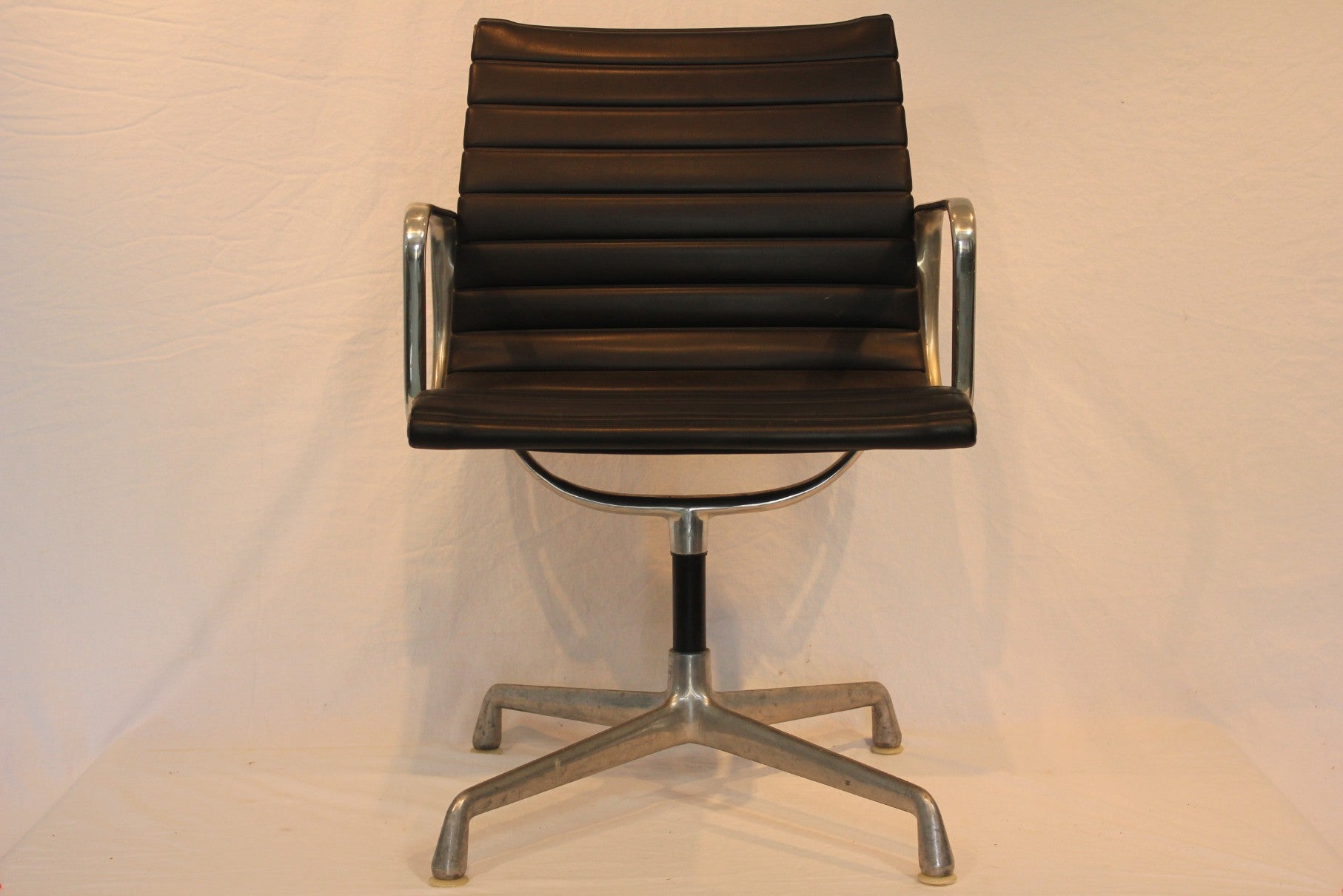 AF2-267: Vintage Eames Group Management Aluminum Executive Desk Chair Black Leather Four Star Base