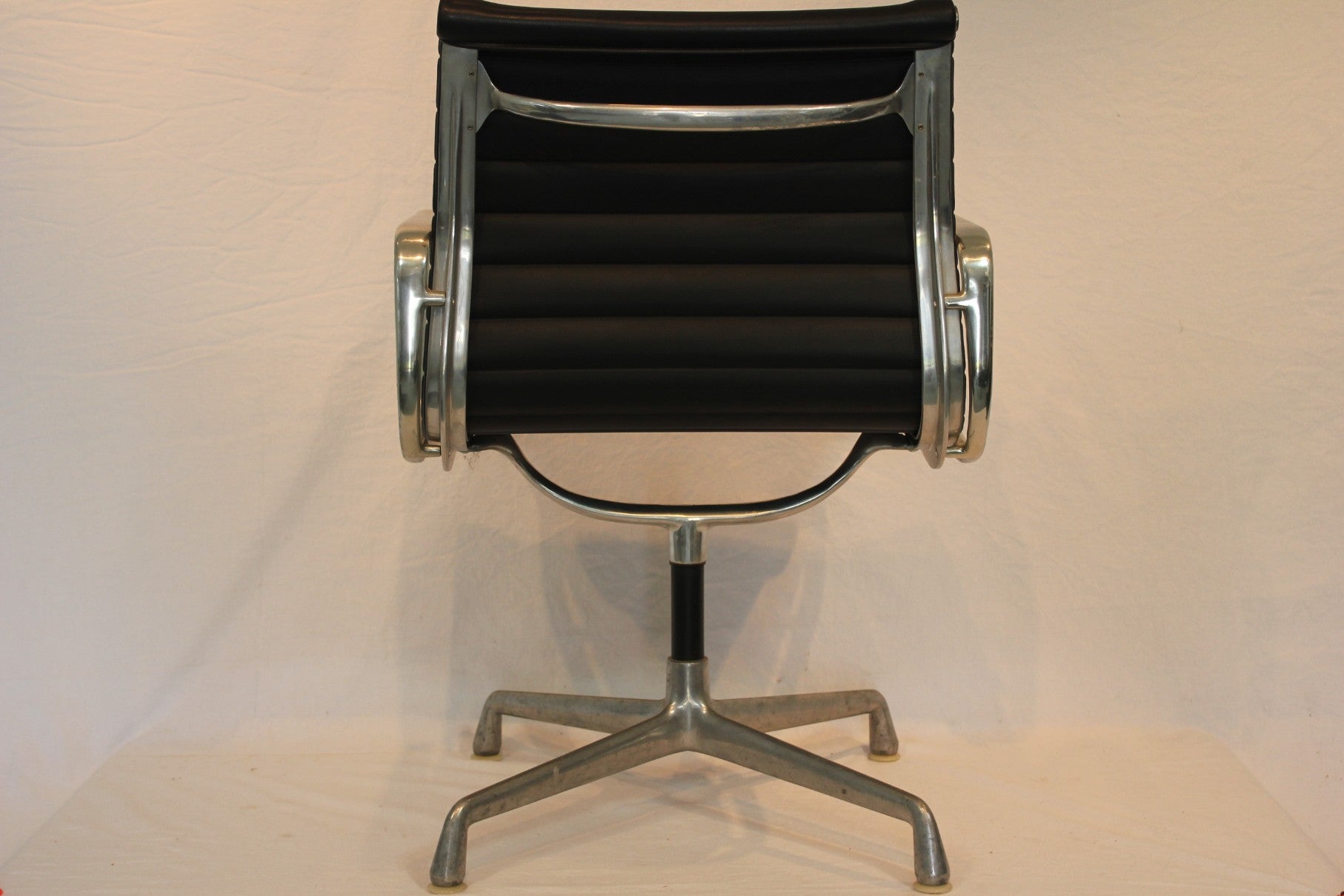 AF2-267: Vintage Eames Group Management Aluminum Executive Desk Chair Black Leather Four Star Base
