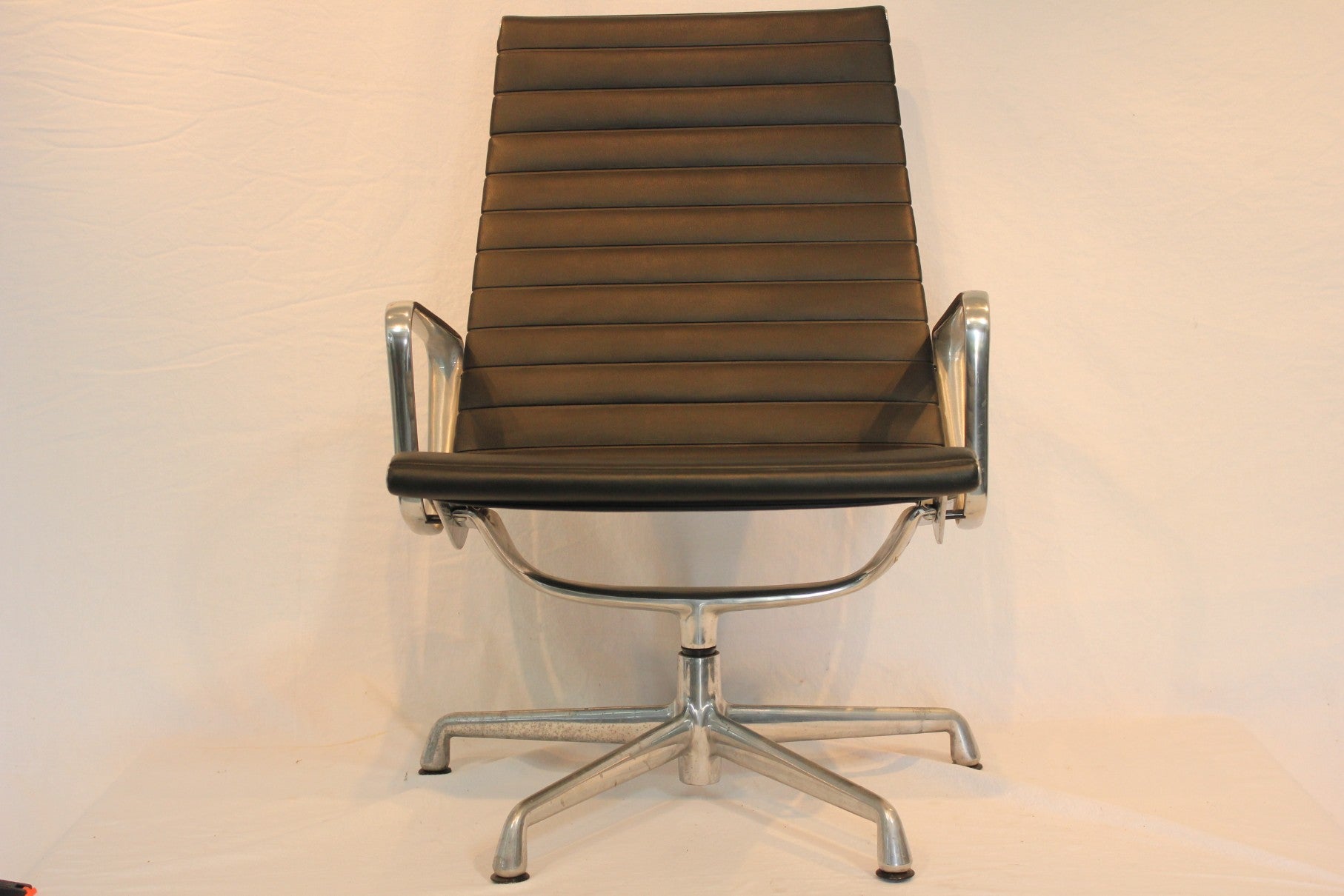 AF2-264: Vintage Herman Miller Eames Aluminum Lounge Chair