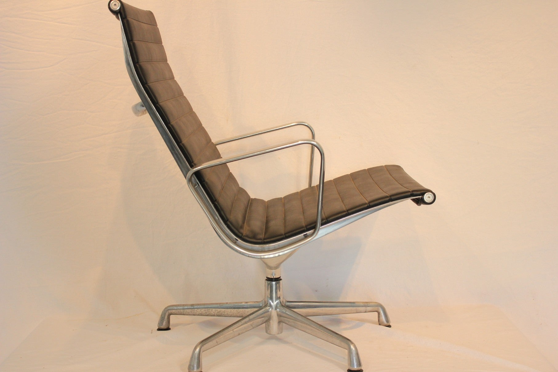 AF2-264: Vintage Herman Miller Eames Aluminum Lounge Chair