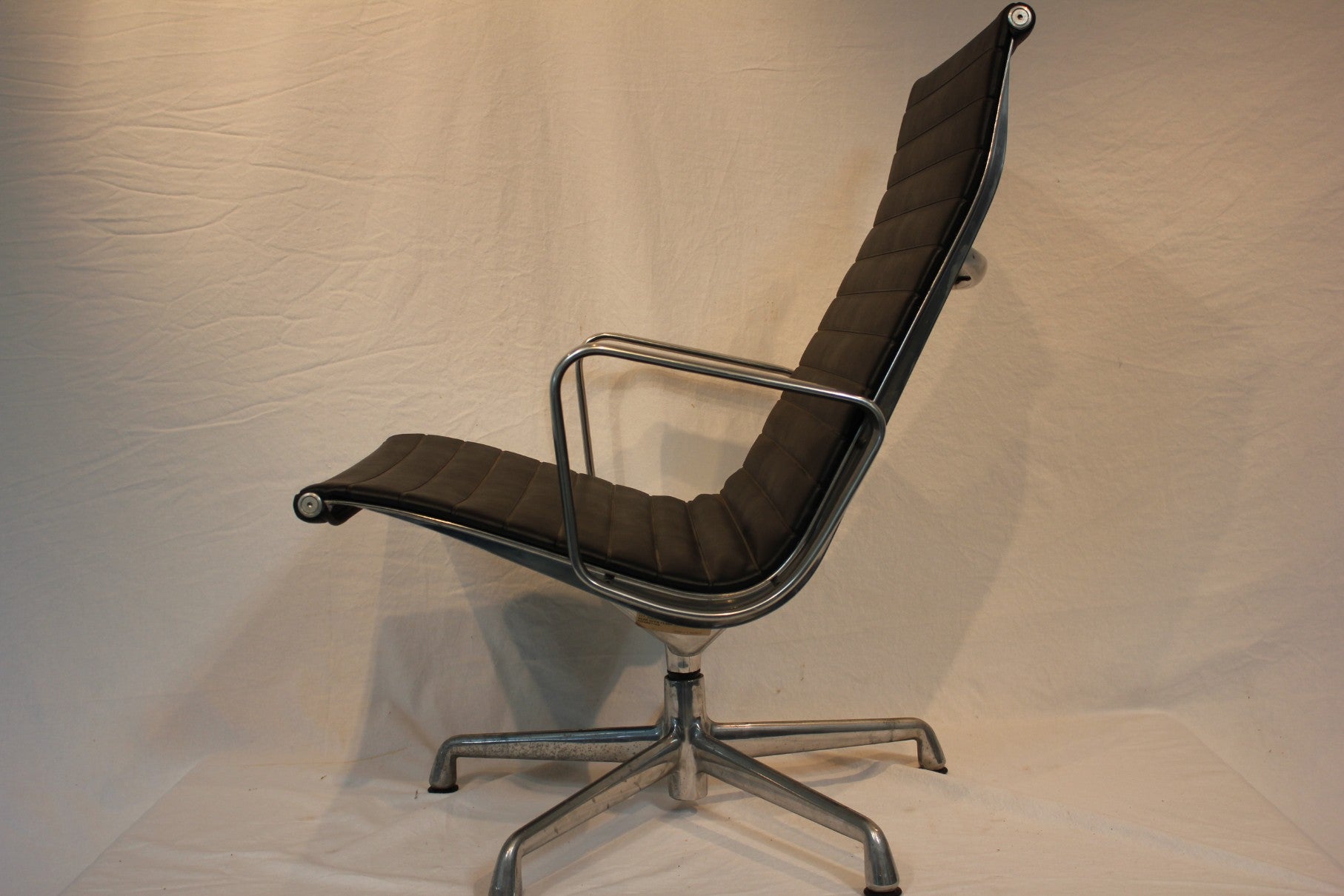 AF2-264: Vintage Herman Miller Eames Aluminum Lounge Chair