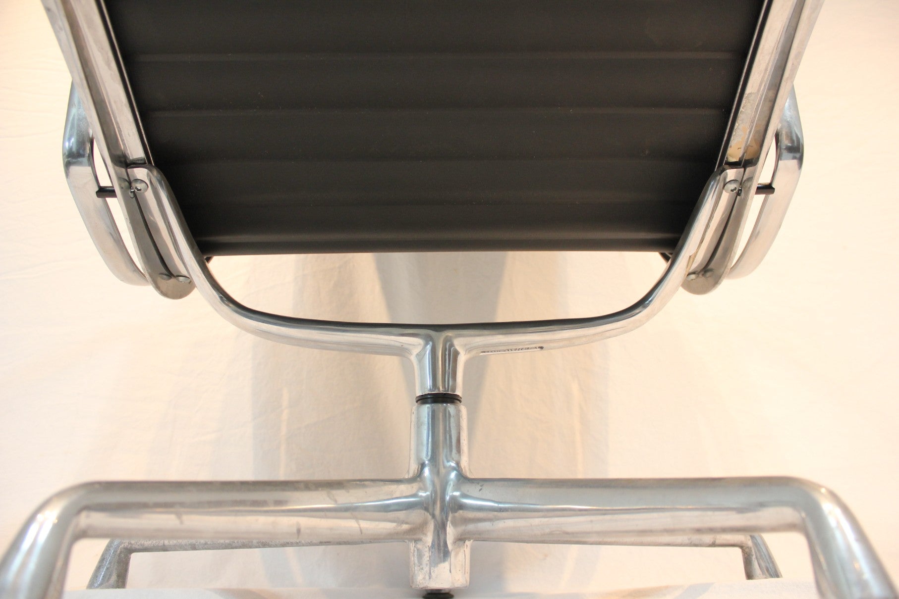 AF2-264: Vintage Herman Miller Eames Aluminum Lounge Chair