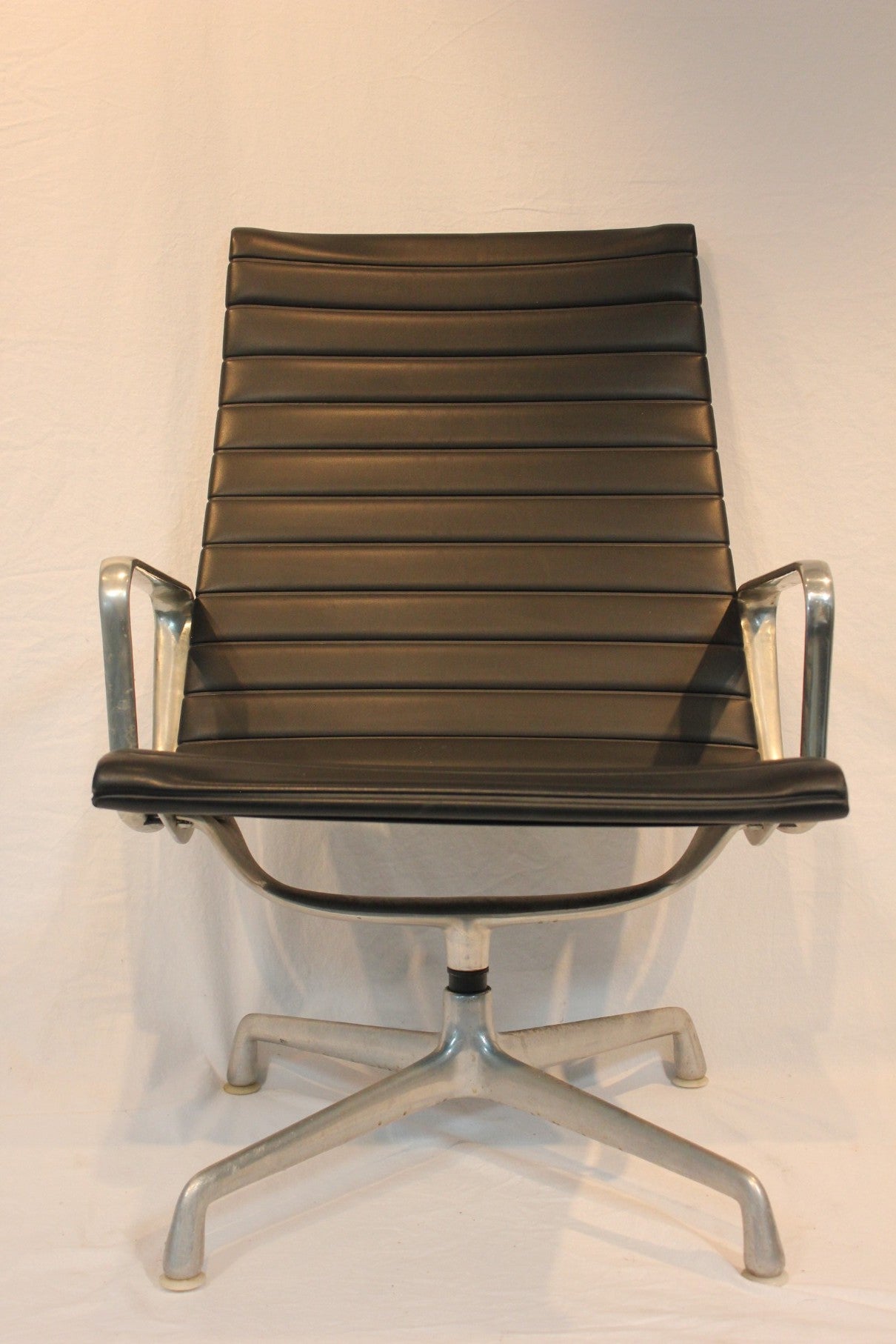 AF2-264: Vintage Herman Miller Eames Aluminum Lounge Chair