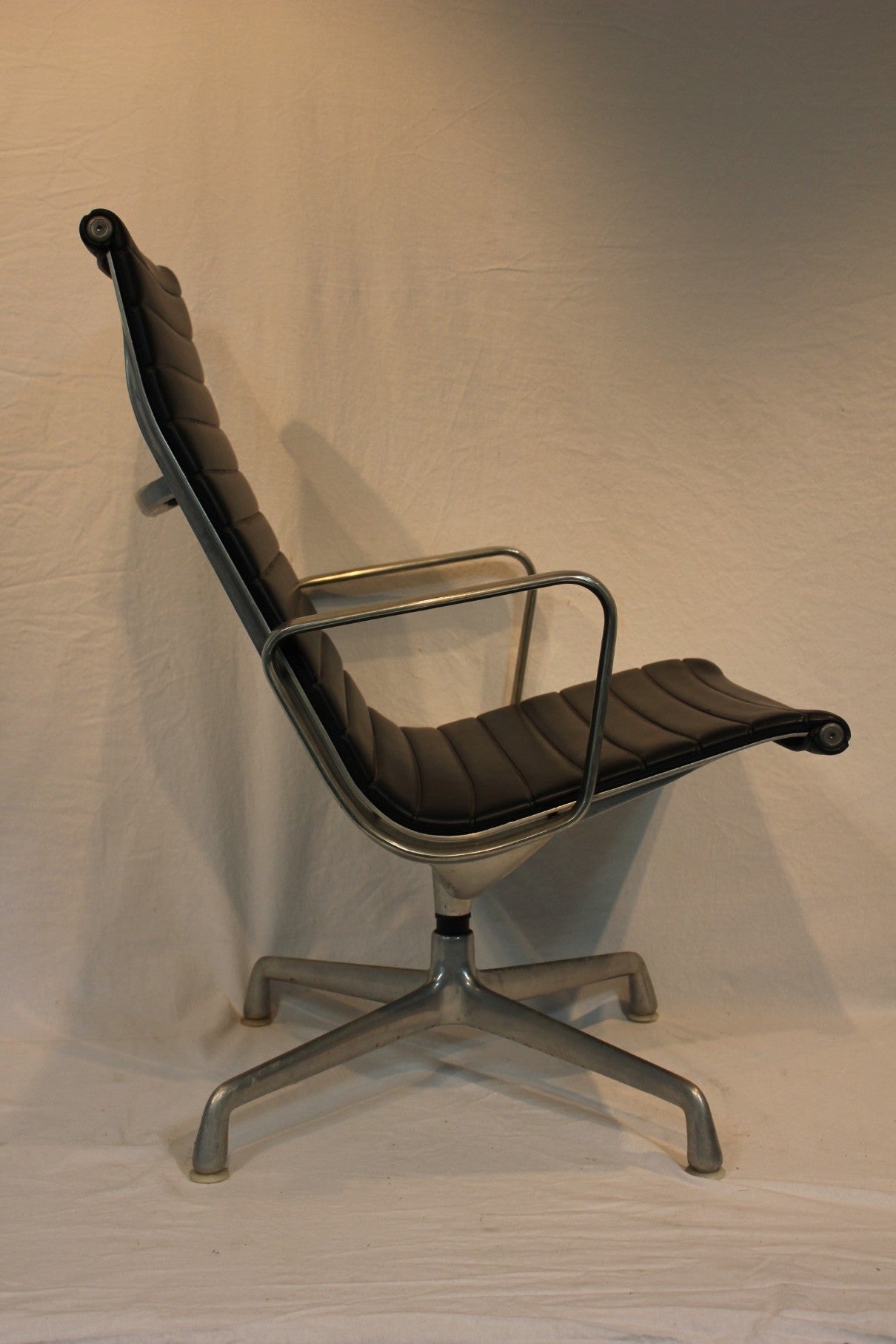 AF2-264: Vintage Herman Miller Eames Aluminum Lounge Chair