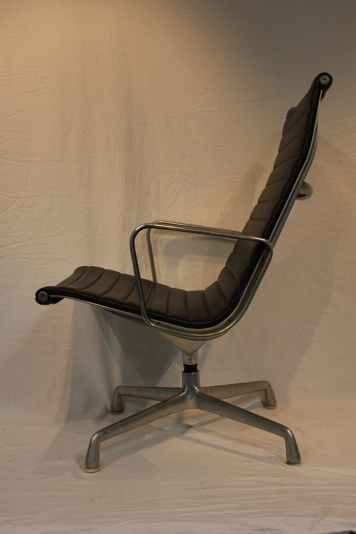 AF2-264: Vintage Herman Miller Eames Aluminum Lounge Chair