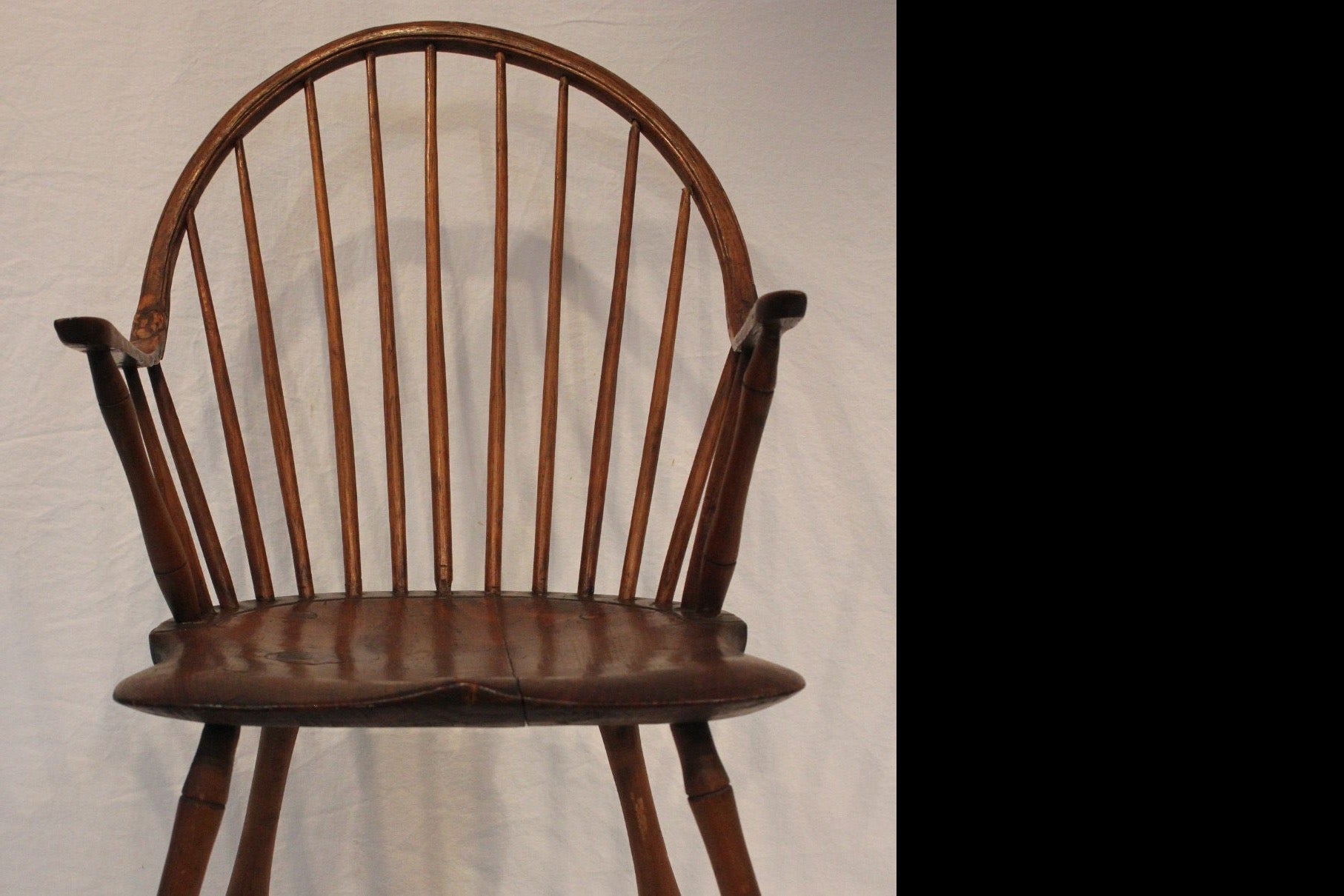 AF2-601: Antique 18th Century American Continuous Arm Windsor Chair