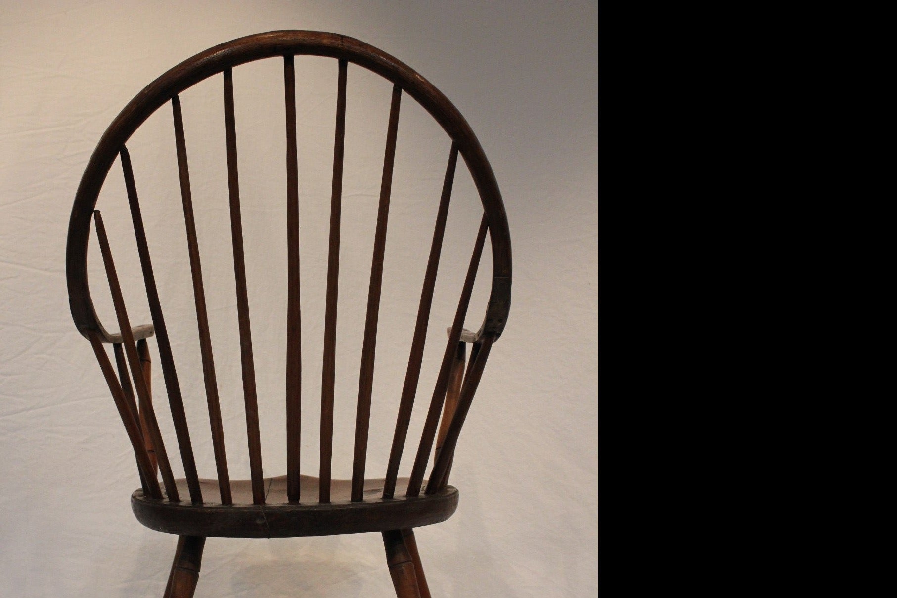 AF2-601: Antique 18th Century American Continuous Arm Windsor Chair