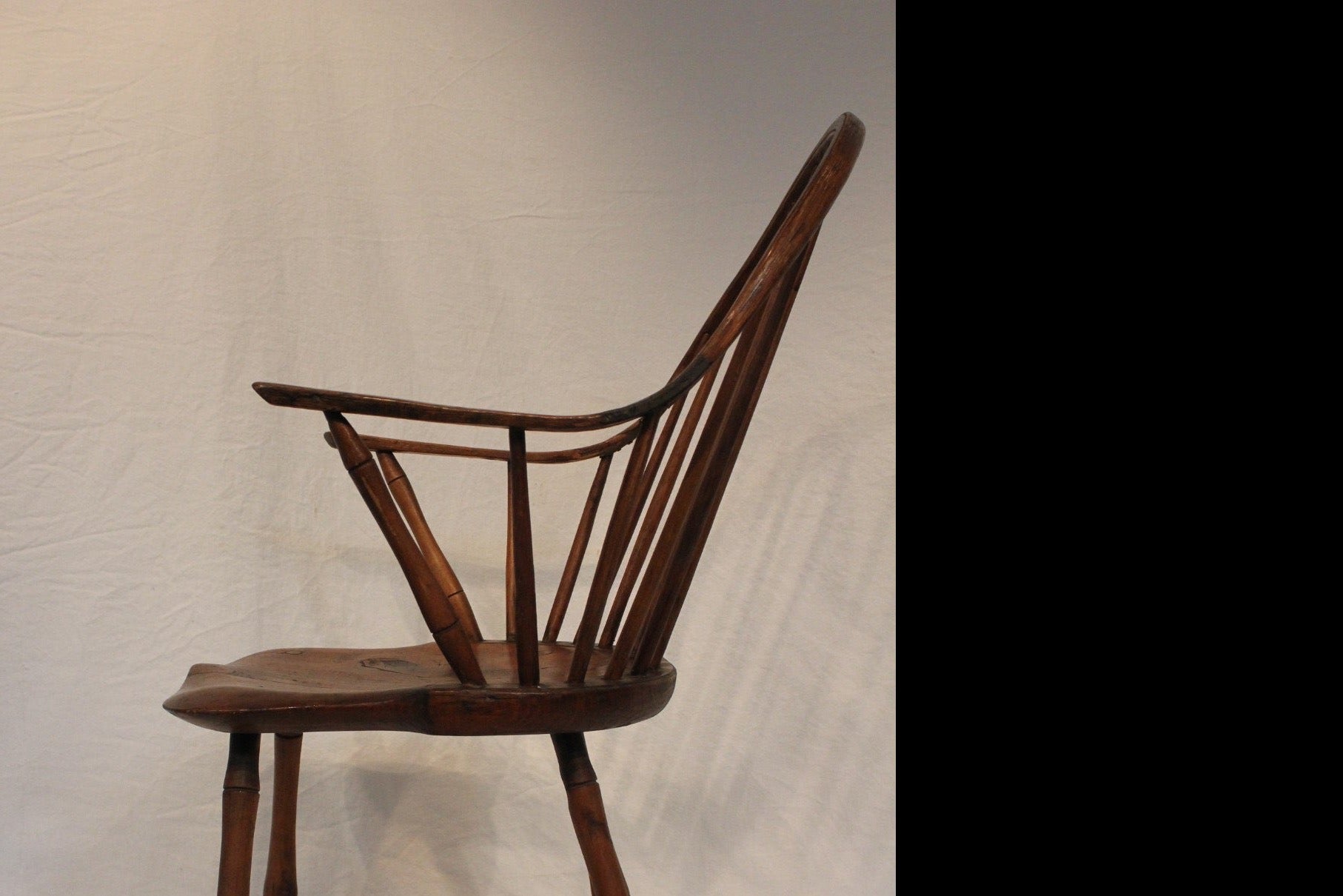 AF2-601: Antique 18th Century American Continuous Arm Windsor Chair