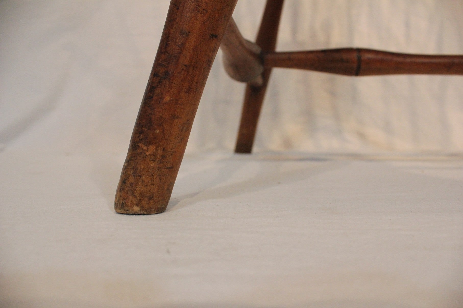 AF2-601: Antique 18th Century American Continuous Arm Windsor Chair