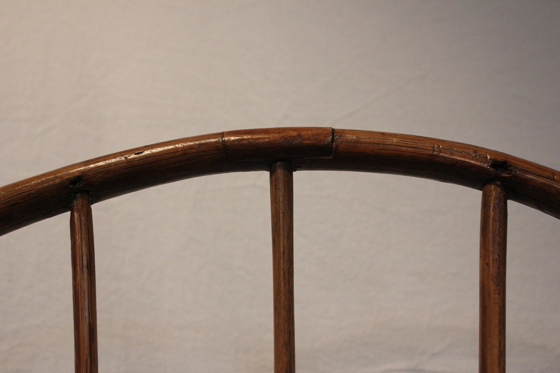 AF2-261: Antique Late 18th Century American Sack Back Windsor Arm Chair