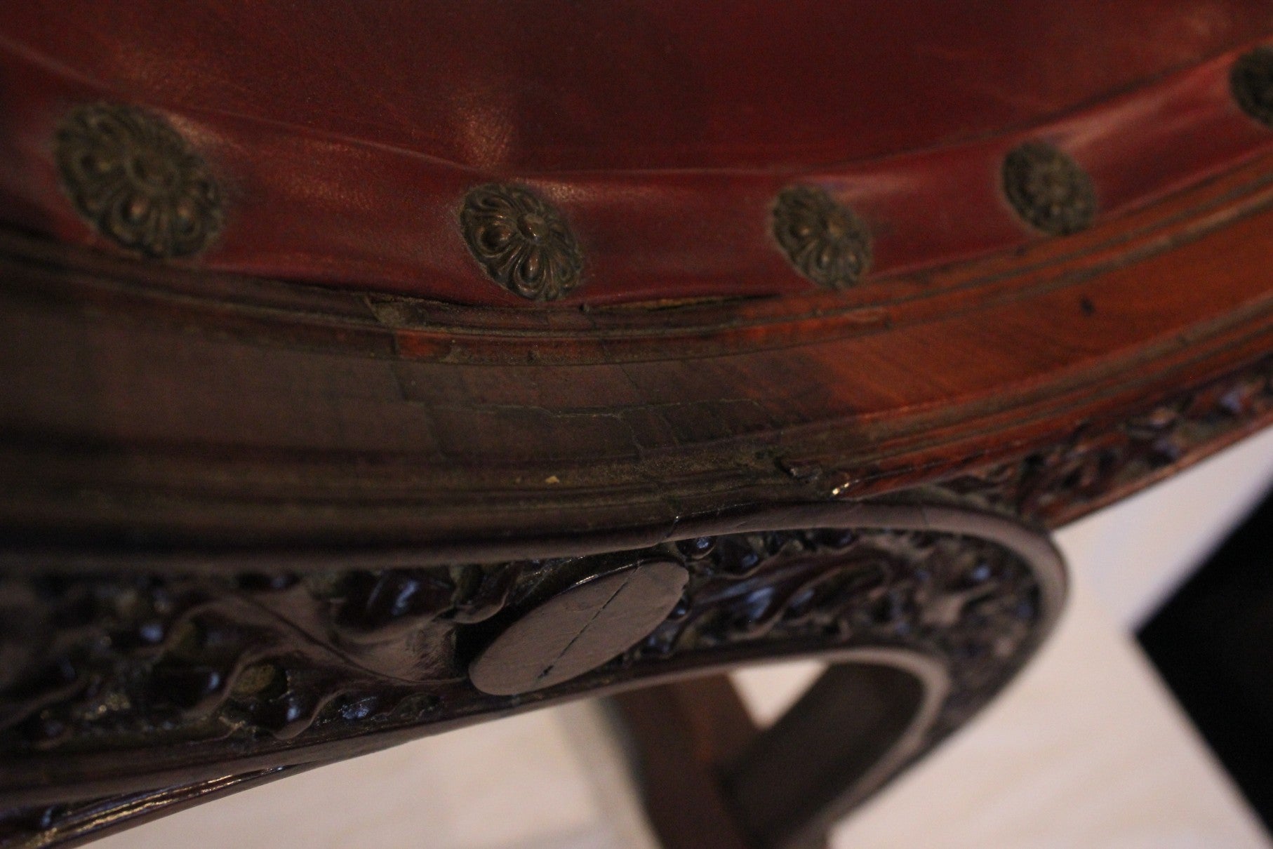 AF2-182: Antique Late 19th Century American Renaissance Revival Mahogany "X" Chair