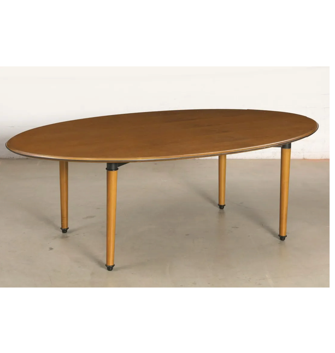 AF1-018: Vintage Mid 20th Century Maple Oval Dining / Conference Table