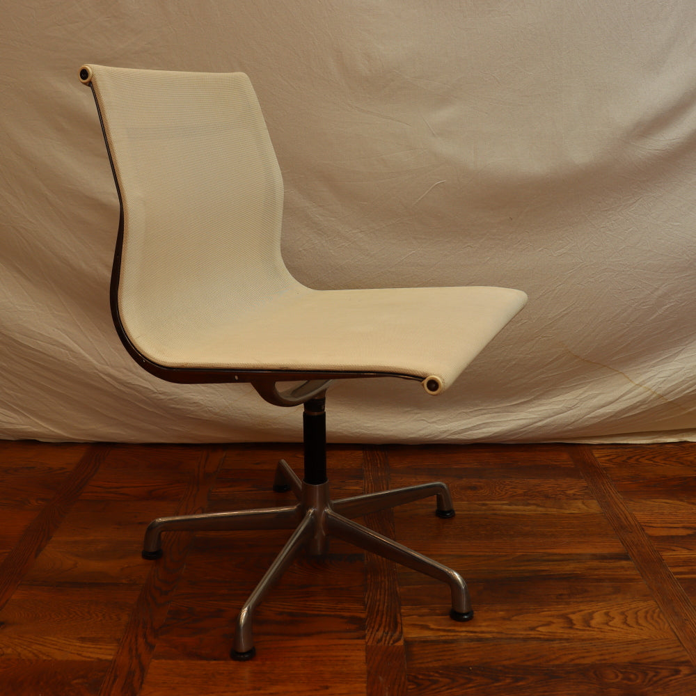AF2-402: Vintage Herman Miller Eames Aluminum Group Management Chair W/ White Breathable Mesh Fabric