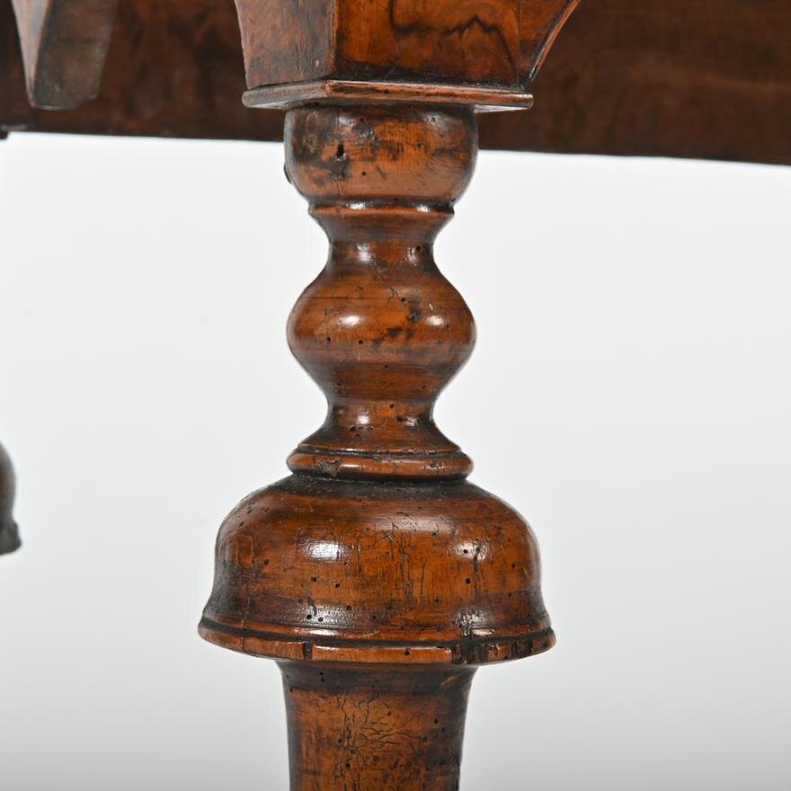 AF1-269: ANTIQUE EARLY 18TH CENTURY WILLIAM AND MARY FIGURED WALNUT SIDE TABLE