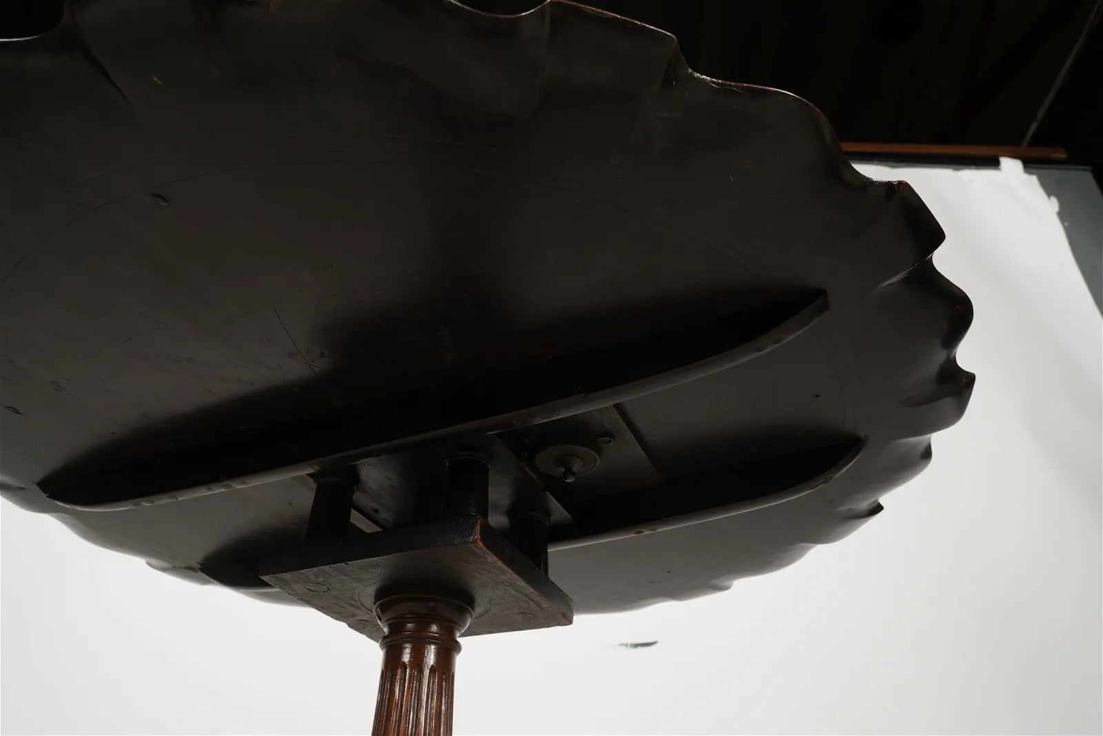 AF1-389: Antique Late 18th C American Mahogany Tilt Top Piecrust Table