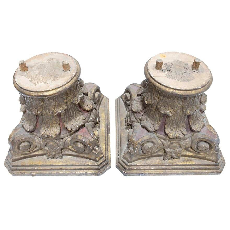 AA1-001: PAIR OF EARLY 20TH CENTURY CARVED AND POLYCHROME DECORATED CORINTHIAN CAPITALS