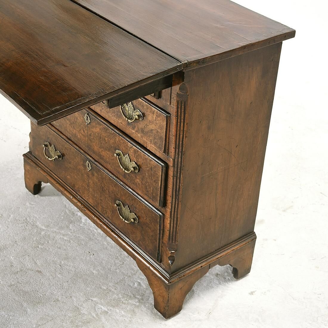 AF4-337: Antique Late 18th Century English Georgian Style Burl Walnut Bachelor's Chest