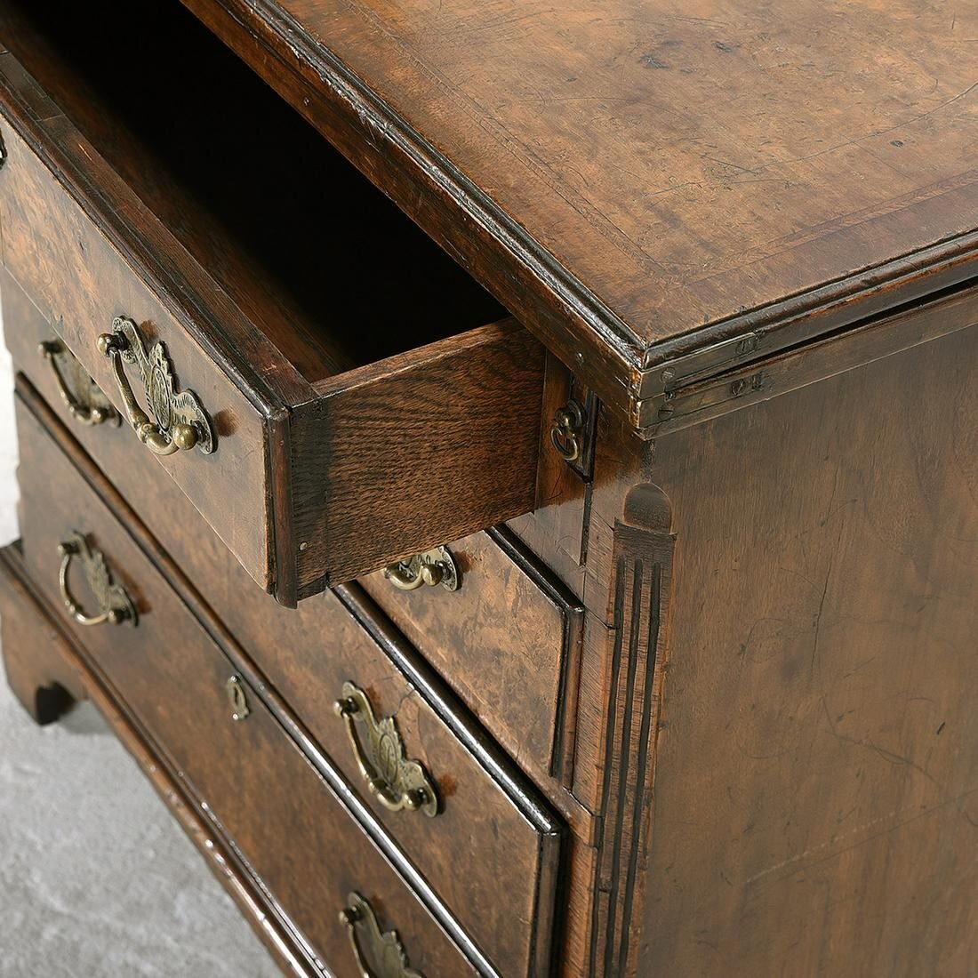 AF4-337: Antique Late 18th Century English Georgian Style Burl Walnut Bachelor's Chest
