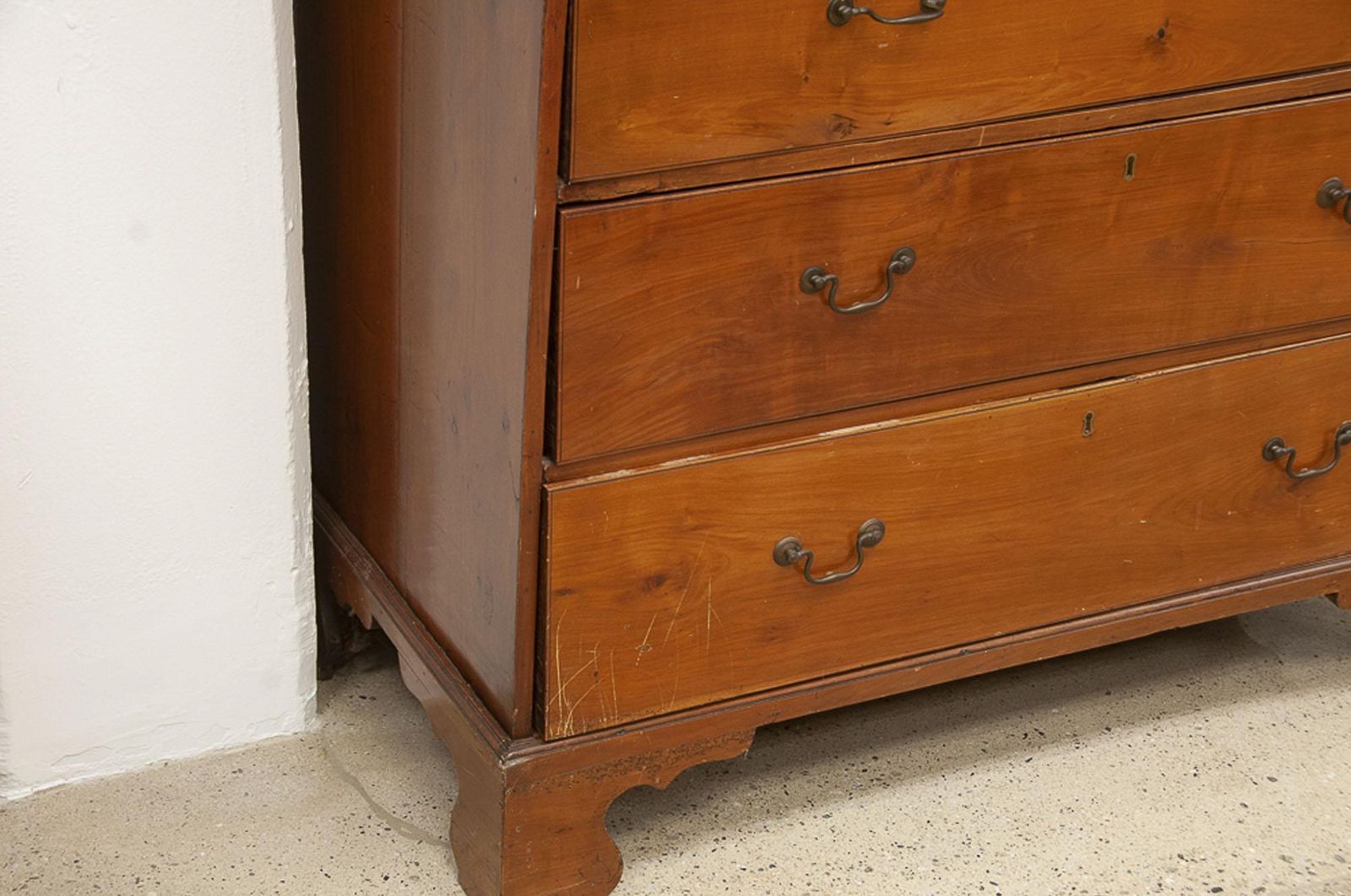 AF4-127: ANTIQUE LATE 18TH CENTURY AMERICAN CHIPPENDALE STYLE CHERRY WOOD CHEST ON CHEST