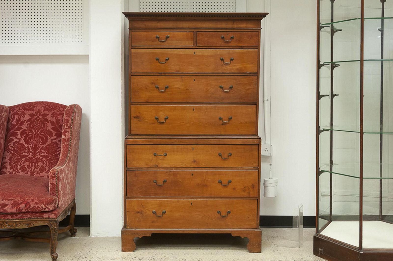 AF4-127: ANTIQUE LATE 18TH CENTURY AMERICAN CHIPPENDALE STYLE CHERRY WOOD CHEST ON CHEST