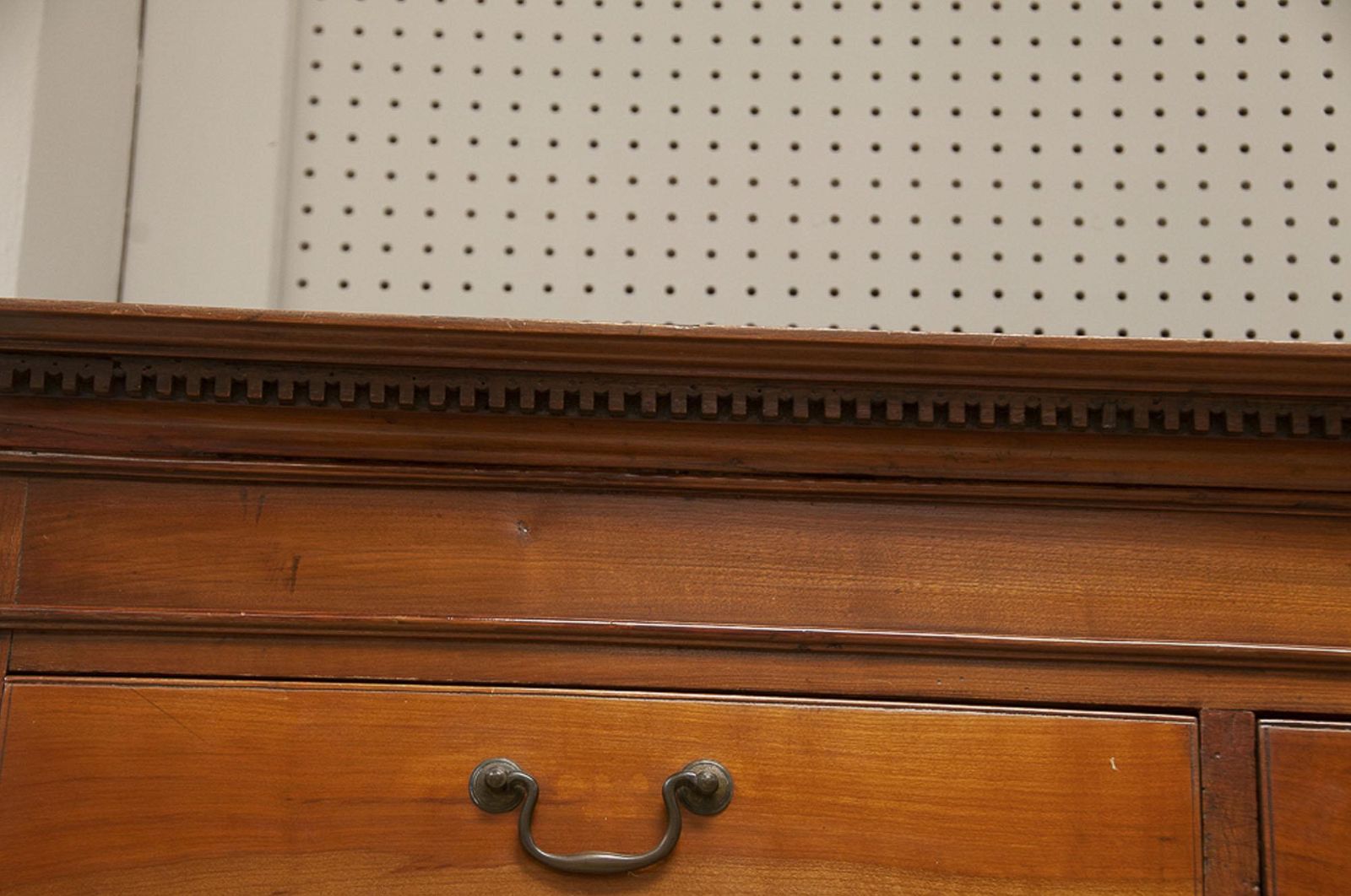 AF4-127: ANTIQUE LATE 18TH CENTURY AMERICAN CHIPPENDALE STYLE CHERRY WOOD CHEST ON CHEST