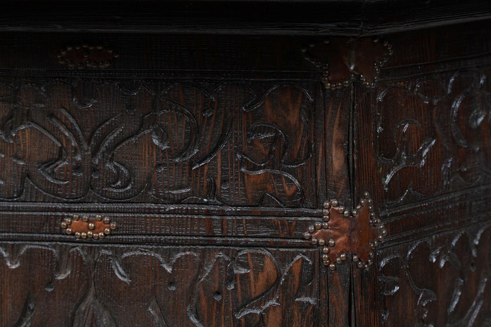 AF1-162: ANTIQUE EARLY 20TH CENTURY HIGHLY CARVED & DECORATED MOORISH STYLE SIDE TABLE