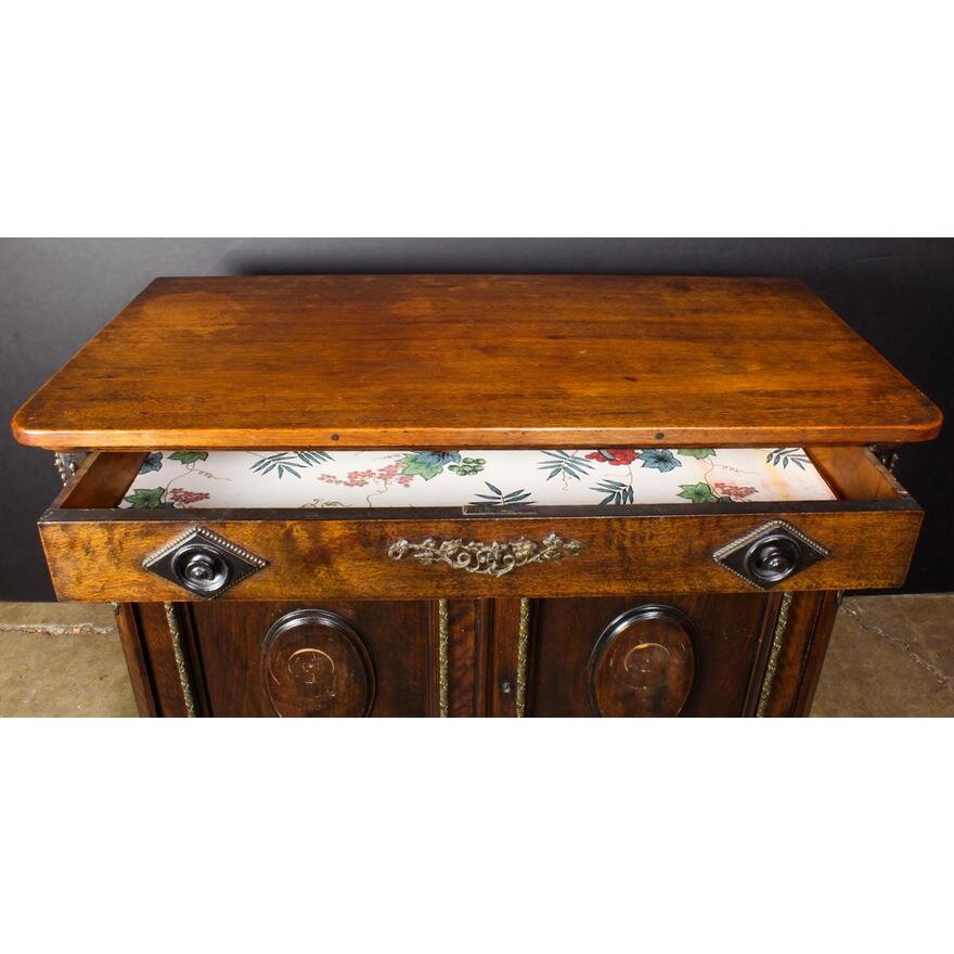 AF3-143: ANTIQUE LATE 19TH CENTURY ENGLISH VICTORIAN WALNUT COMMODE