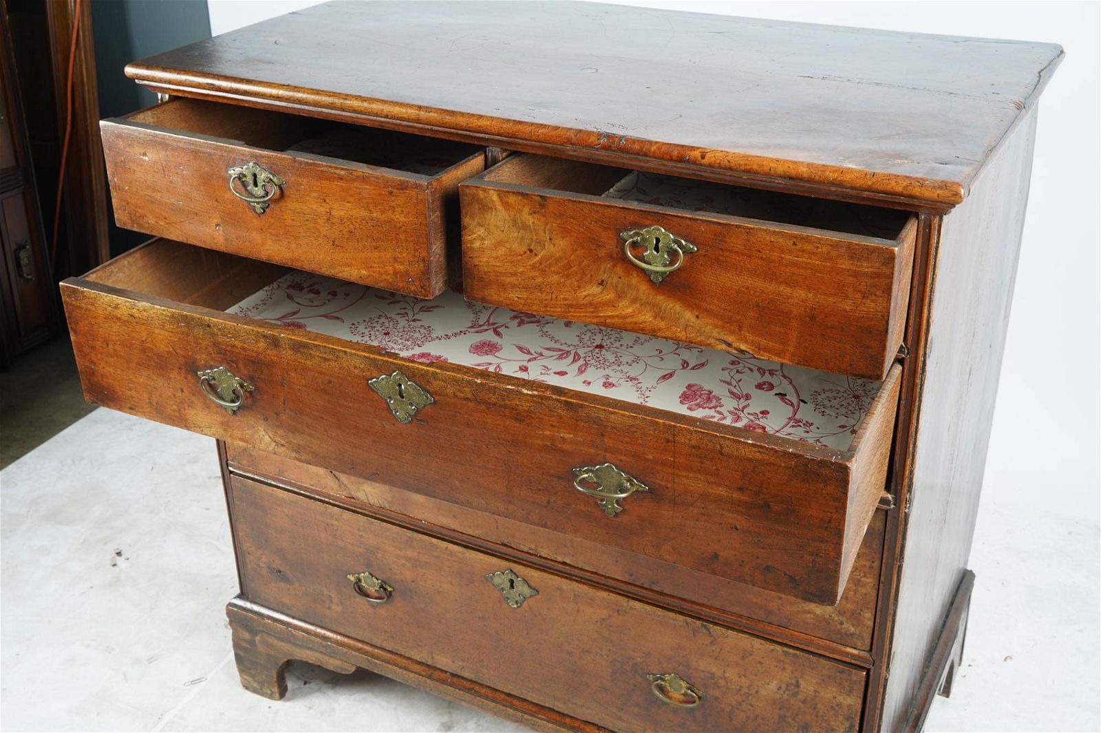 AF4-100: ANTIQUE LATE 18TH C AMERICAN FEDERAL WALNUT CHEST OF DRAWERS