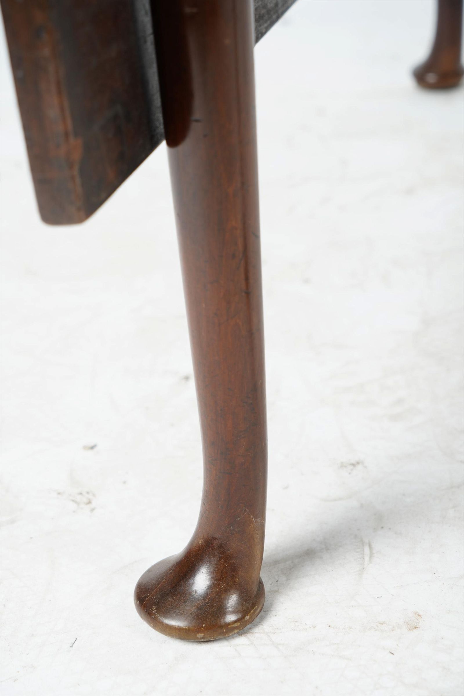 AF1-012: Antique Period English Queen Anne Mahogany Drop Leaf Table Late 18th Century