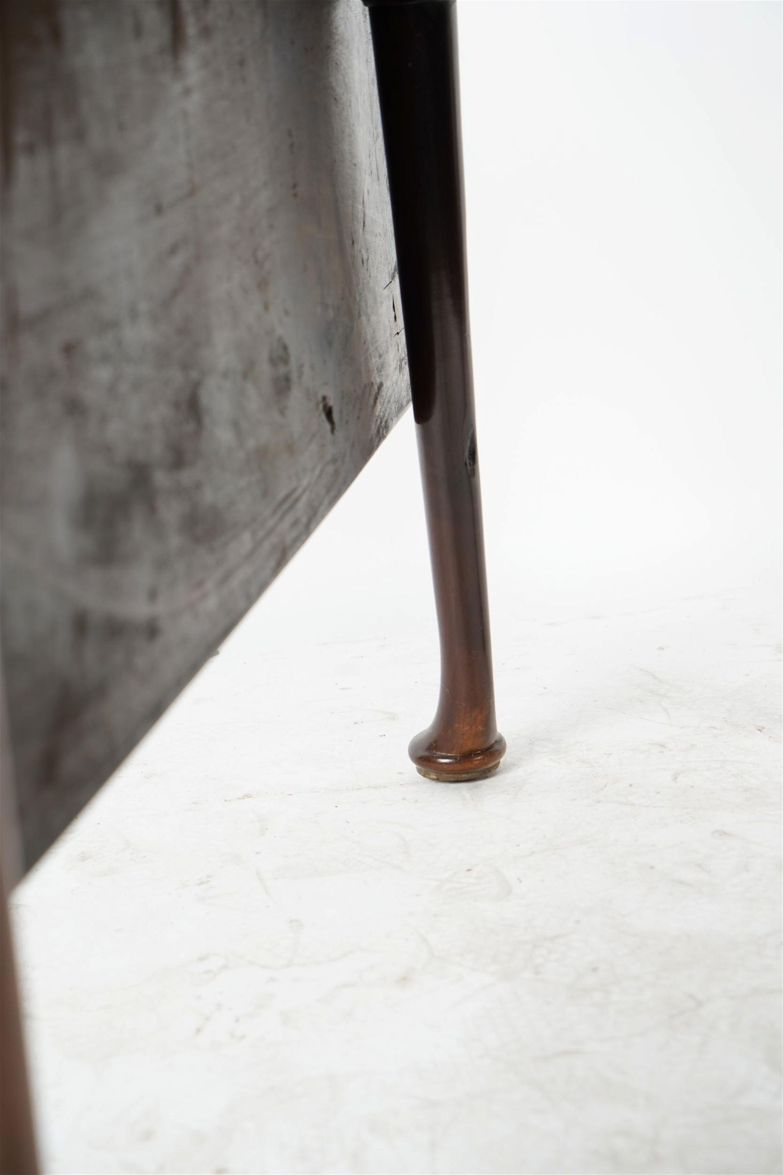 AF1-012: Antique Period English Queen Anne Mahogany Drop Leaf Table Late 18th Century