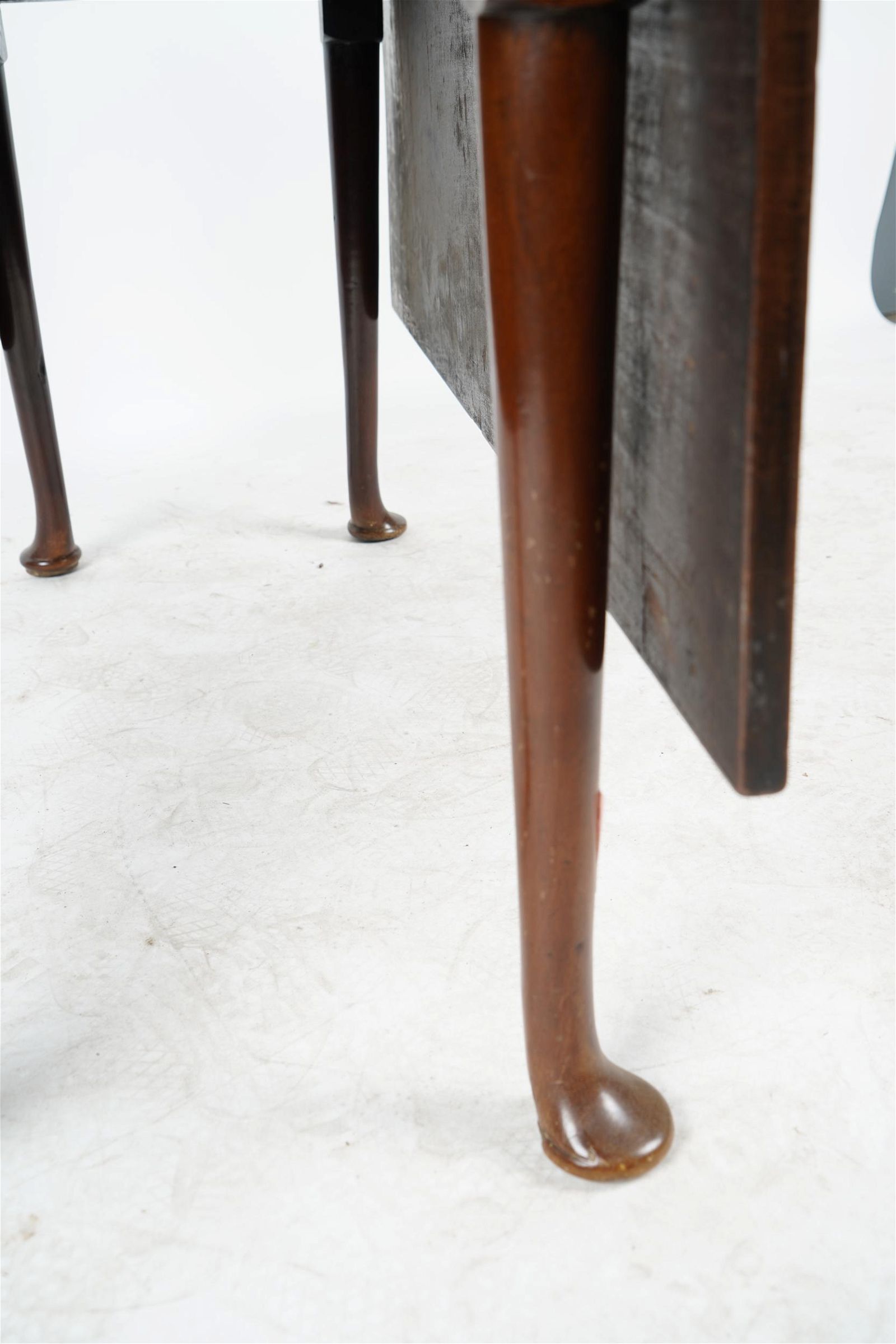 AF1-012: Antique Period English Queen Anne Mahogany Drop Leaf Table Late 18th Century