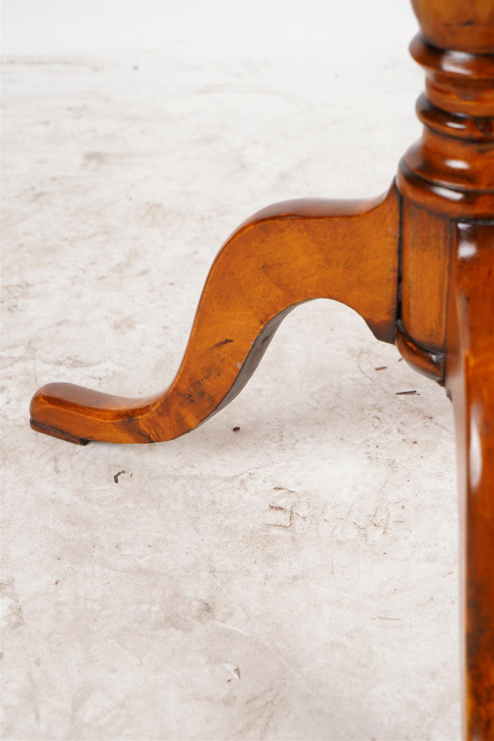 AF1-011:  ANTIQUE LATE 18TH CENTURY AMERICAN FEDERAL PERIOD MAPLE TILT TOP SIDE TABLE