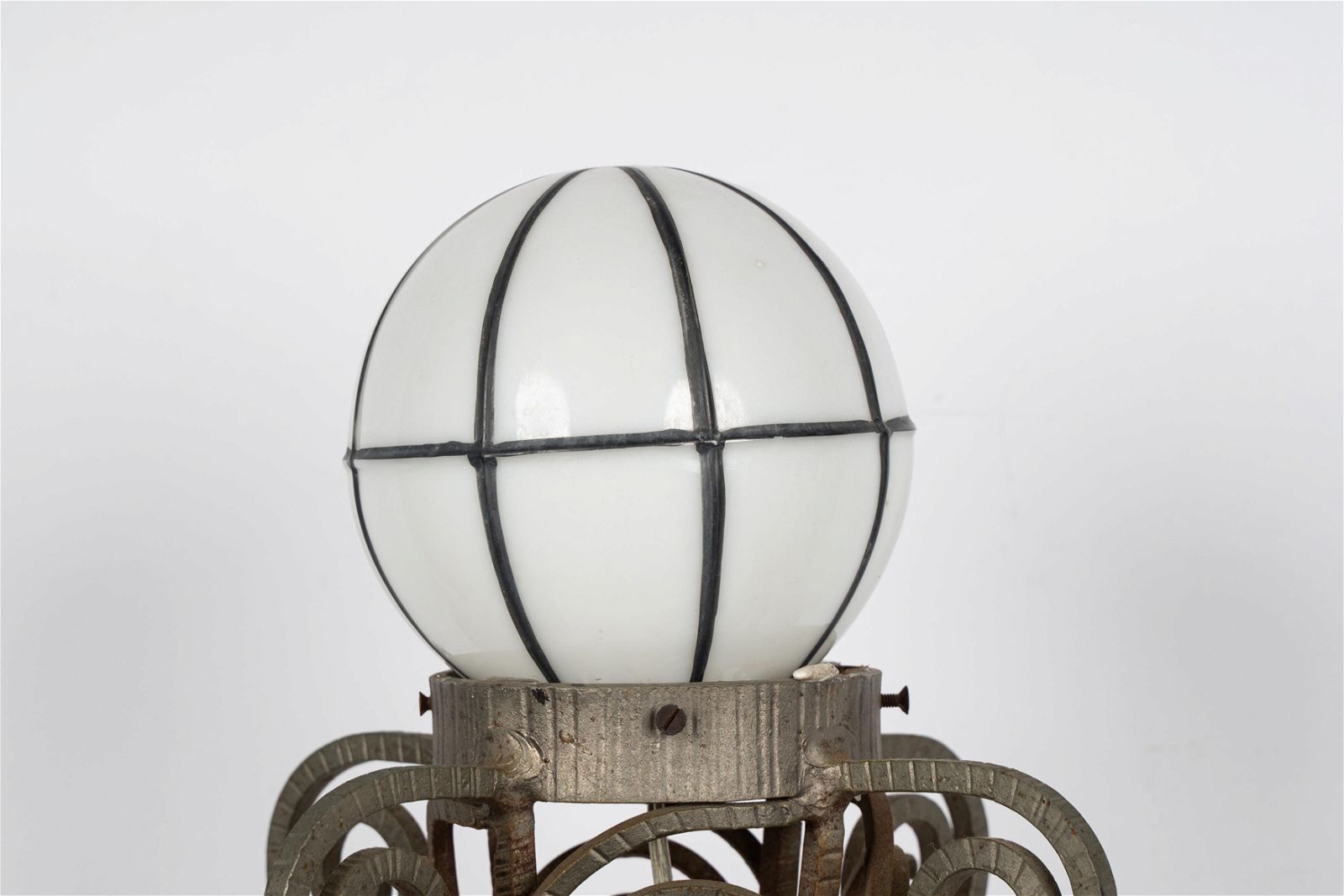 AL2-012: EARLY 20TH CENTURY FRENCH ART DECO HAND FORGED WROUGHT IRON LAMP