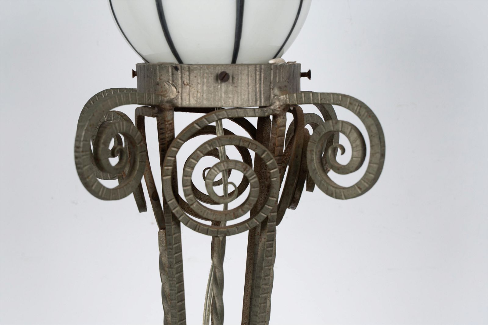 AL2-012: EARLY 20TH CENTURY FRENCH ART DECO HAND FORGED WROUGHT IRON LAMP