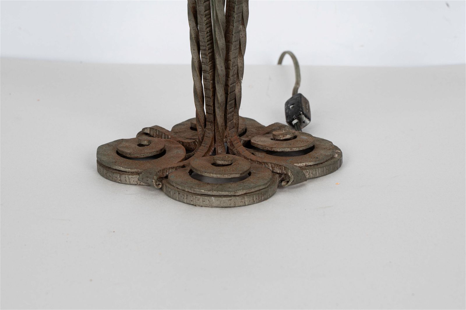 AL2-012: EARLY 20TH CENTURY FRENCH ART DECO HAND FORGED WROUGHT IRON LAMP