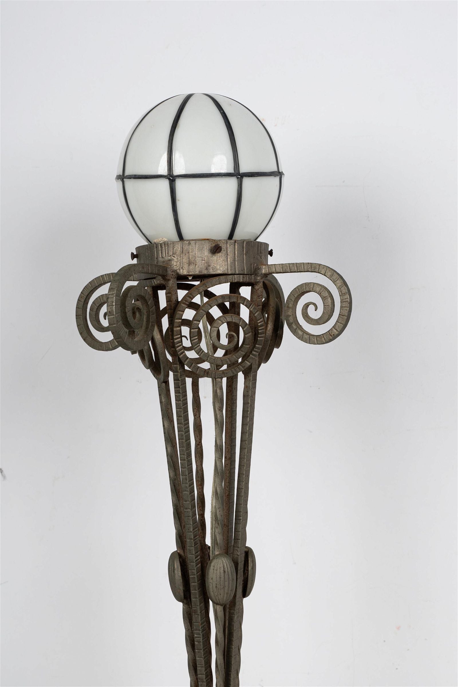 AL2-012: EARLY 20TH CENTURY FRENCH ART DECO HAND FORGED WROUGHT IRON LAMP