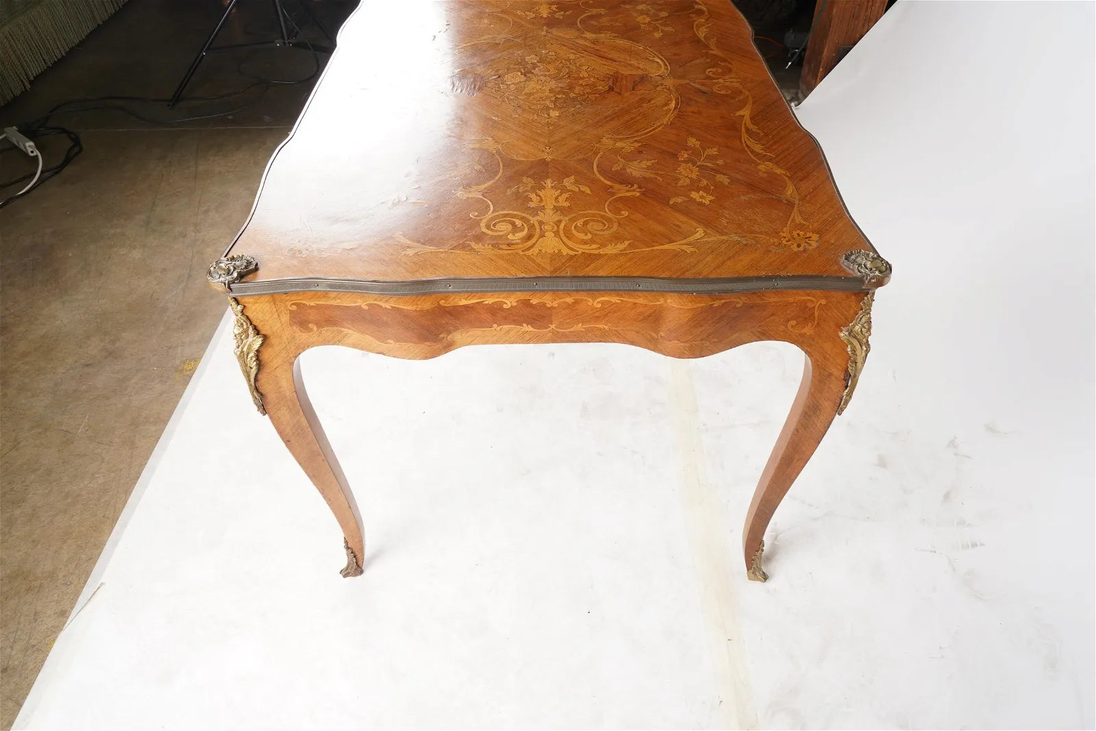 AF5-005: ANTIQUE LATE 19TH CENTURY LOUIS XV GILT ORMULA MARQUETRY KINGWOOD BUREAU PLAT DESK