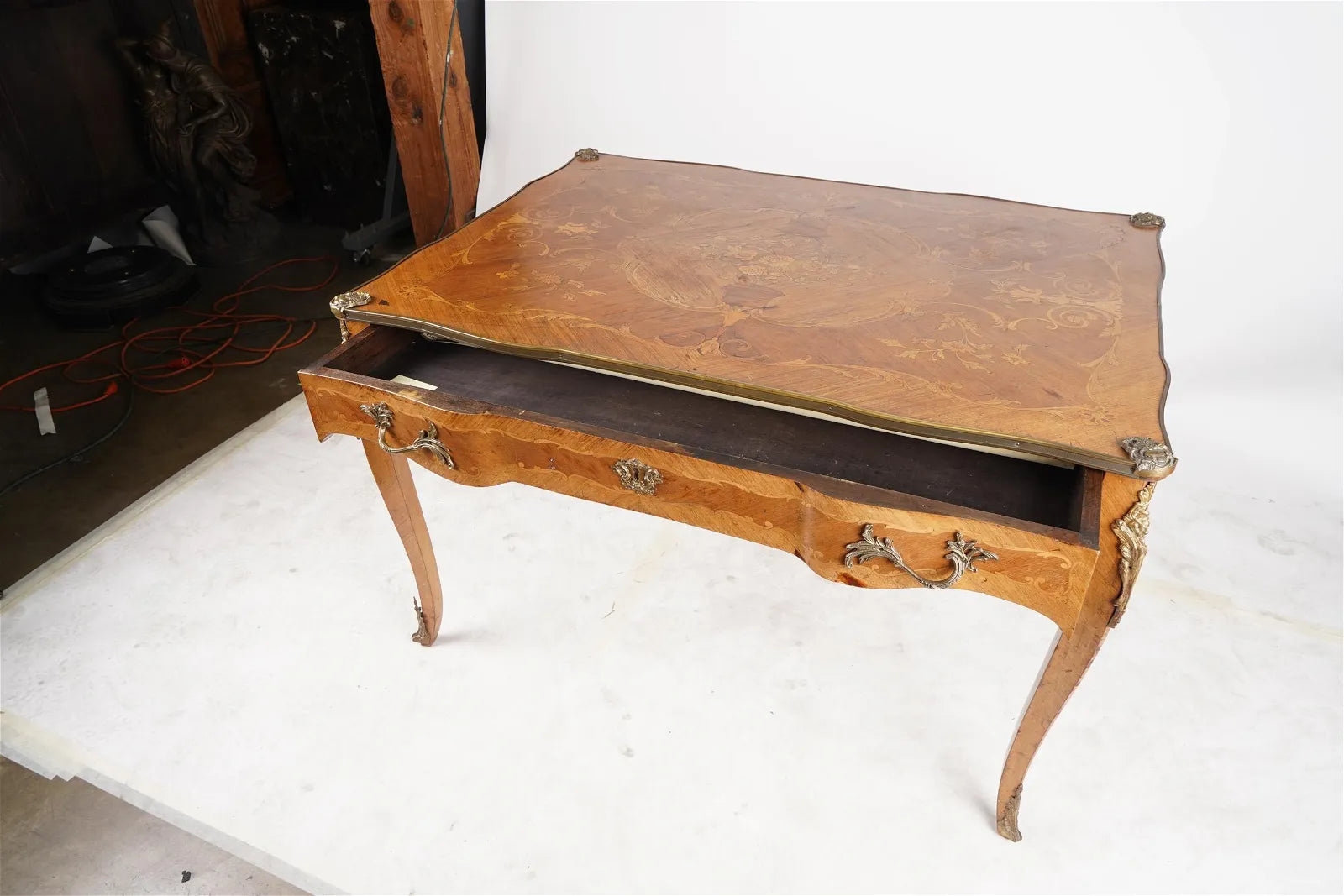 AF5-005: ANTIQUE LATE 19TH CENTURY LOUIS XV GILT ORMULA MARQUETRY KINGWOOD BUREAU PLAT DESK