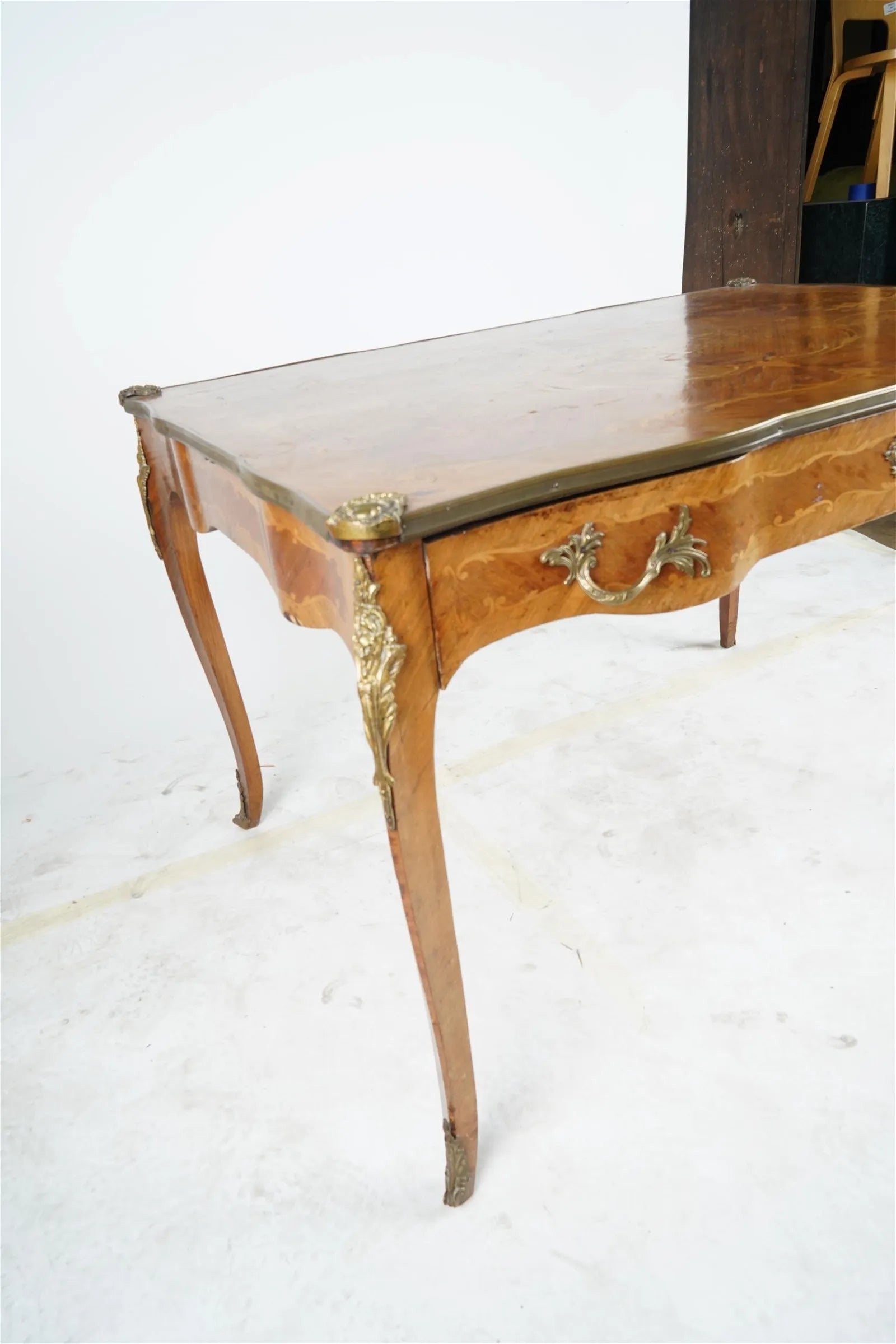 AF5-005: ANTIQUE LATE 19TH CENTURY LOUIS XV GILT ORMULA MARQUETRY KINGWOOD BUREAU PLAT DESK