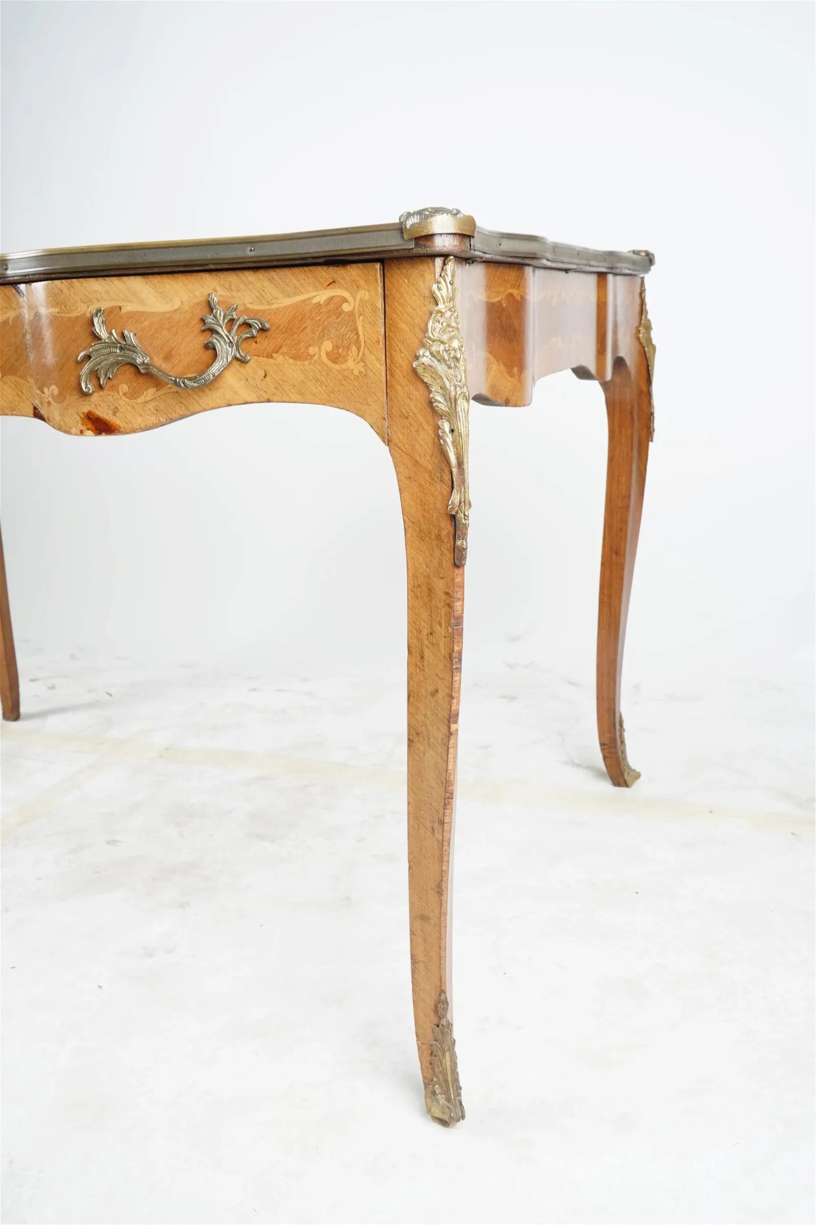 AF5-005: ANTIQUE LATE 19TH CENTURY LOUIS XV GILT ORMULA MARQUETRY KINGWOOD BUREAU PLAT DESK