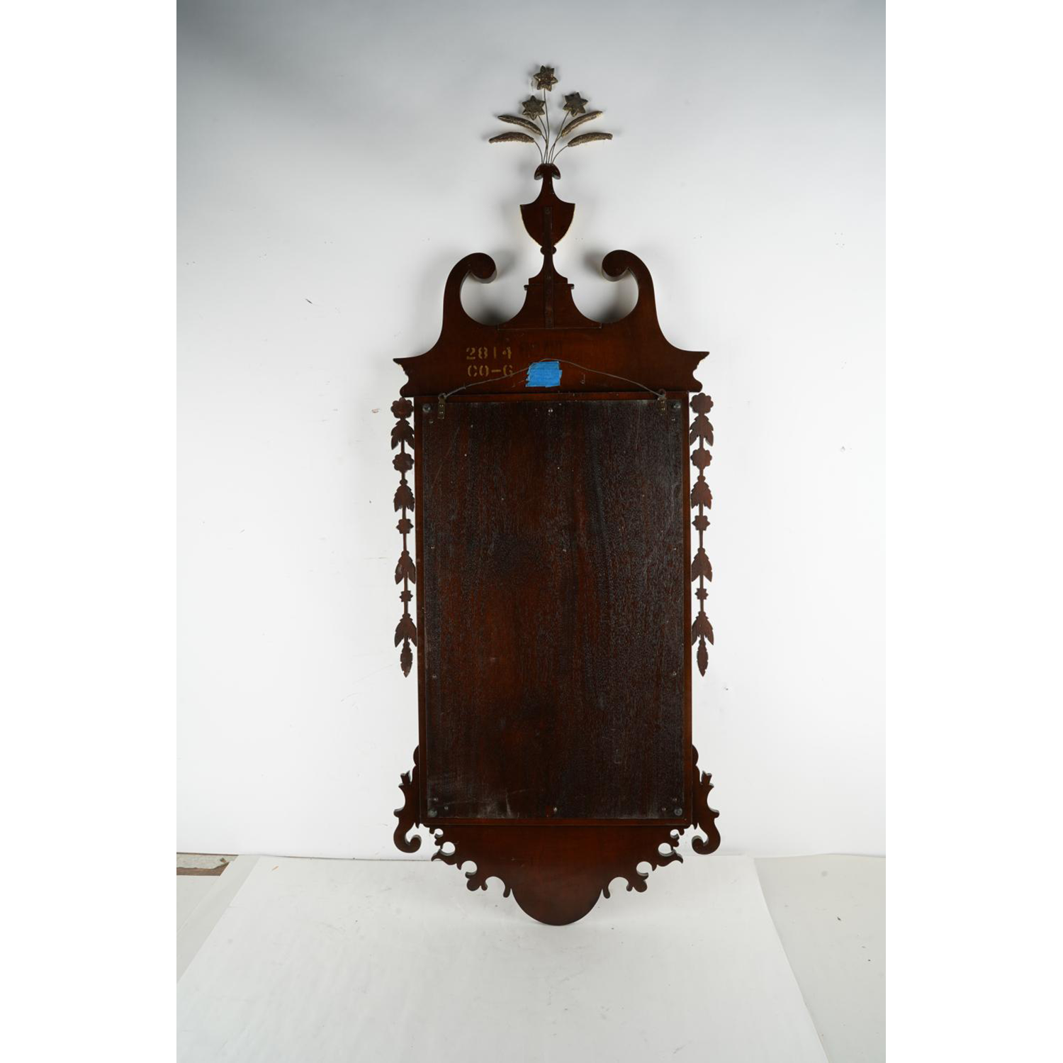 AF7-102: EARLY 20TH CENTURY PARCEL GILT FEDERAL STYLE MIRROR